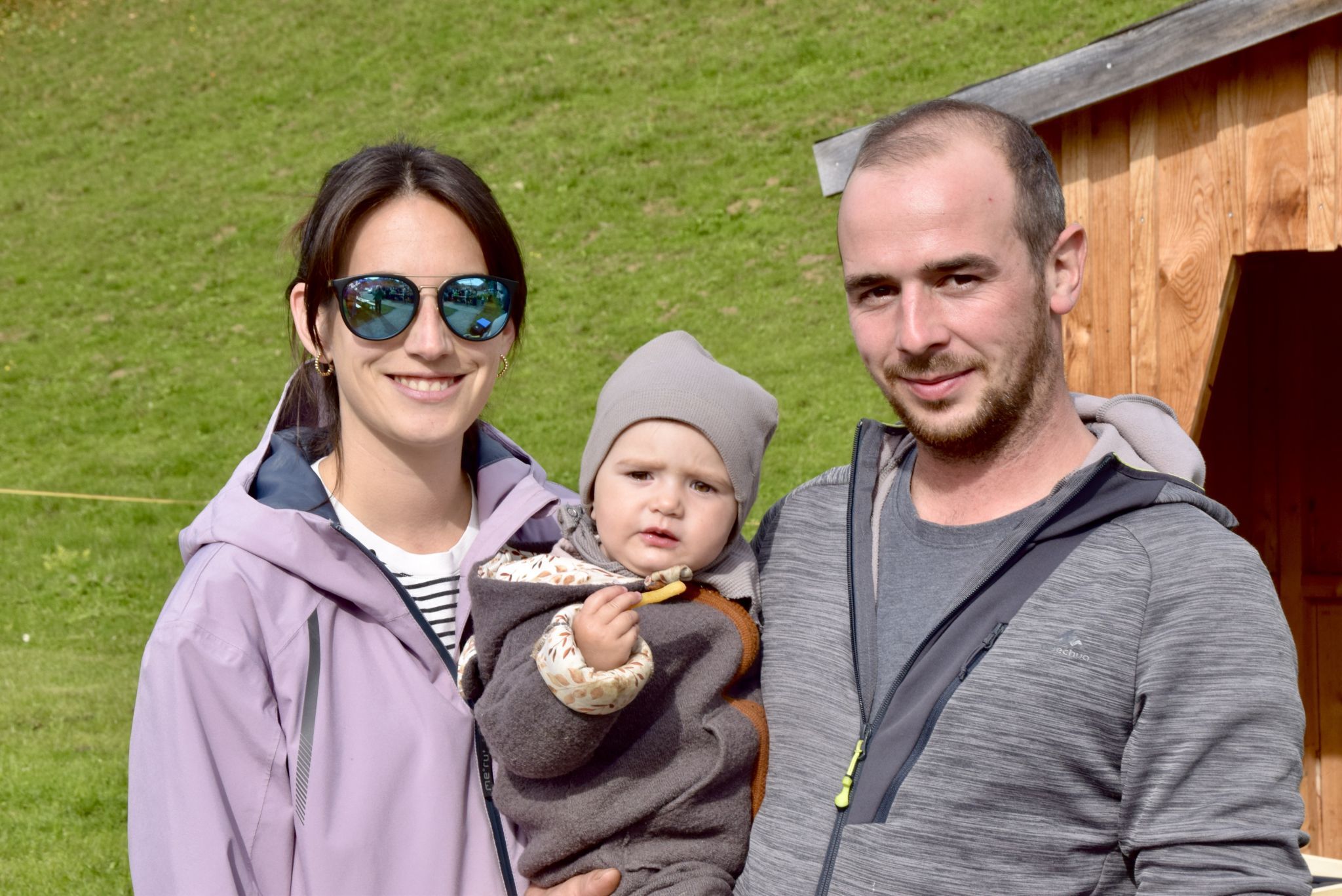 Corinna und Mathias Maier mit Tochter Fini bei der Eröffnungsfeier- und Segnungsfeier für den neuen Platz.