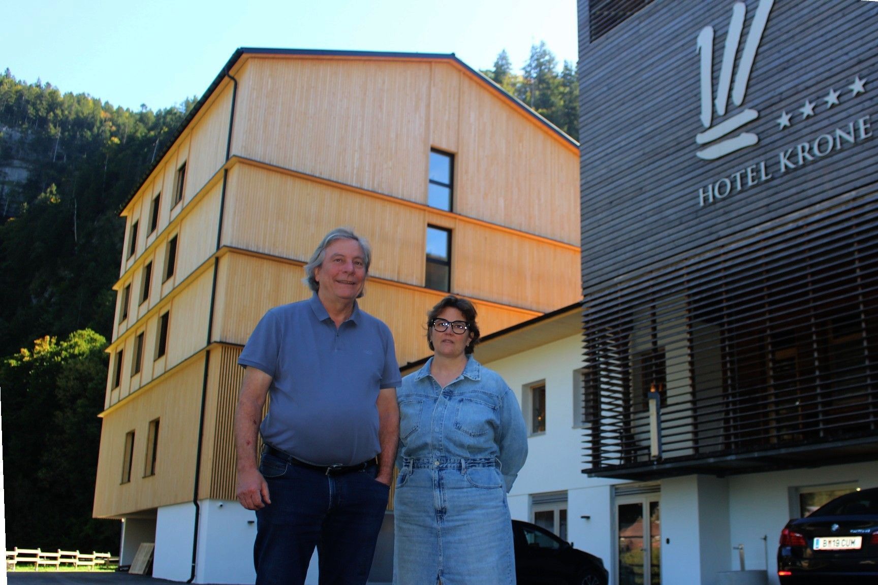 Seniorchef Walter Lingg und Theresa beim Rundgang: „Meine Erfahrung aus früheren Bauphasen habe ich natürlich auch diesmal eingebracht.“