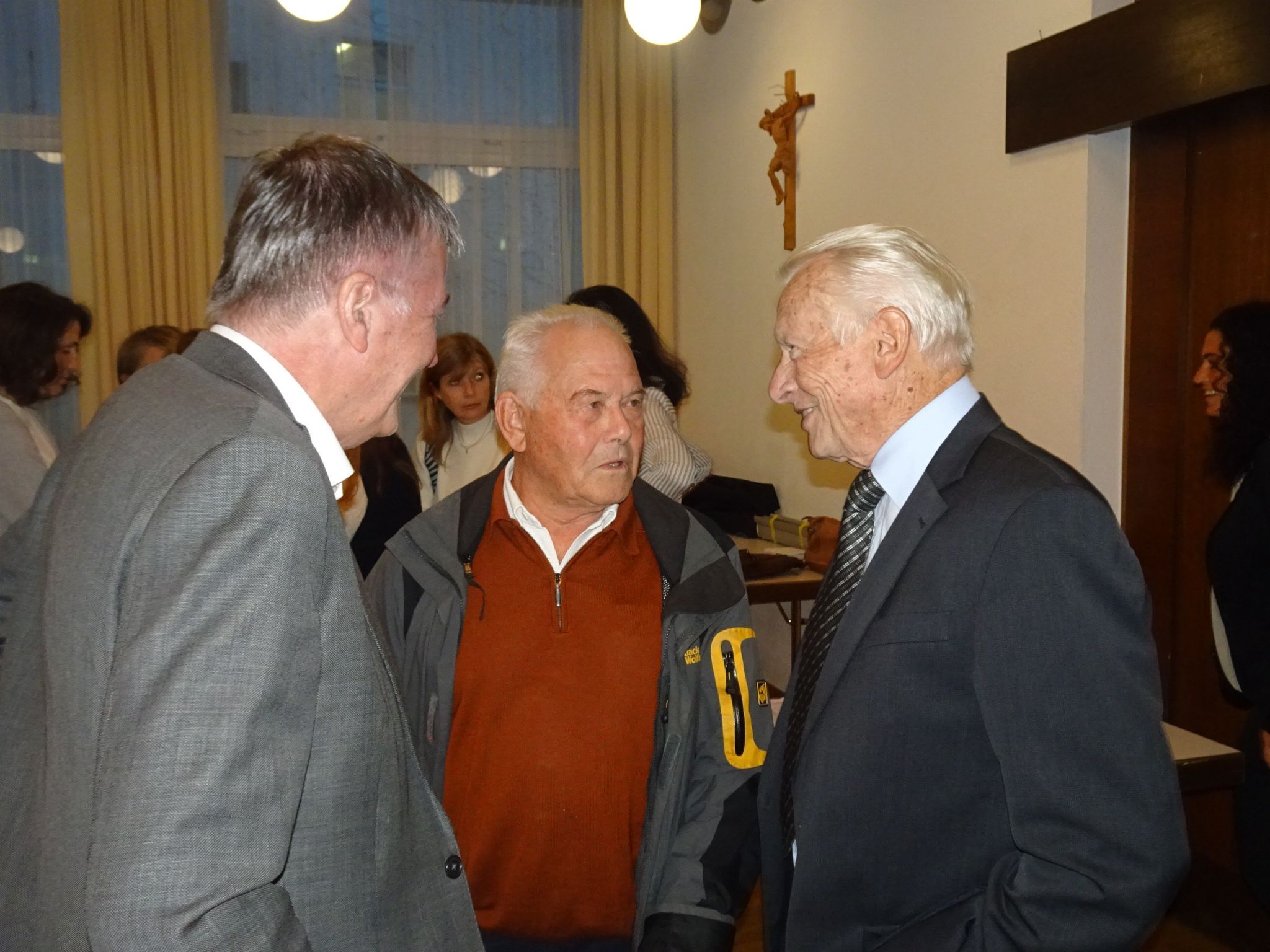 Reger Austausch vor Beginn der 110. Generalversammlung im Kolpinghaus.