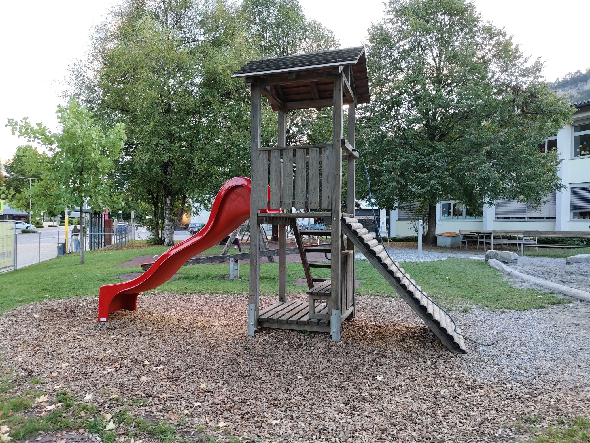 Mehr Spielplatz gefordert: Der gegenwärtig begrenzte Spielraum im Freien sorgt für Skepsis.