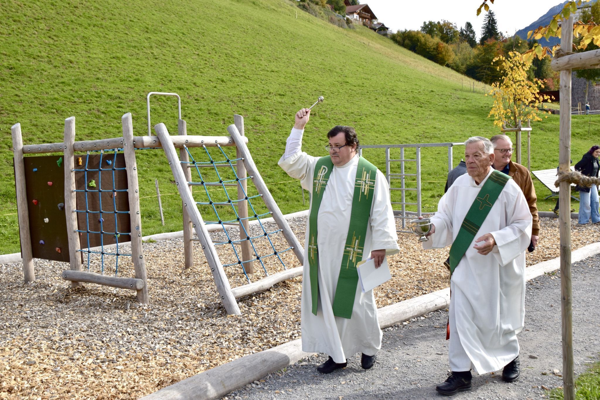 Bartholomäbergs Pfarrer Celestin Disca Lucaci erbat Gottes Segen für den neuen Generationen- und Spielplatz „Of am Widum“.