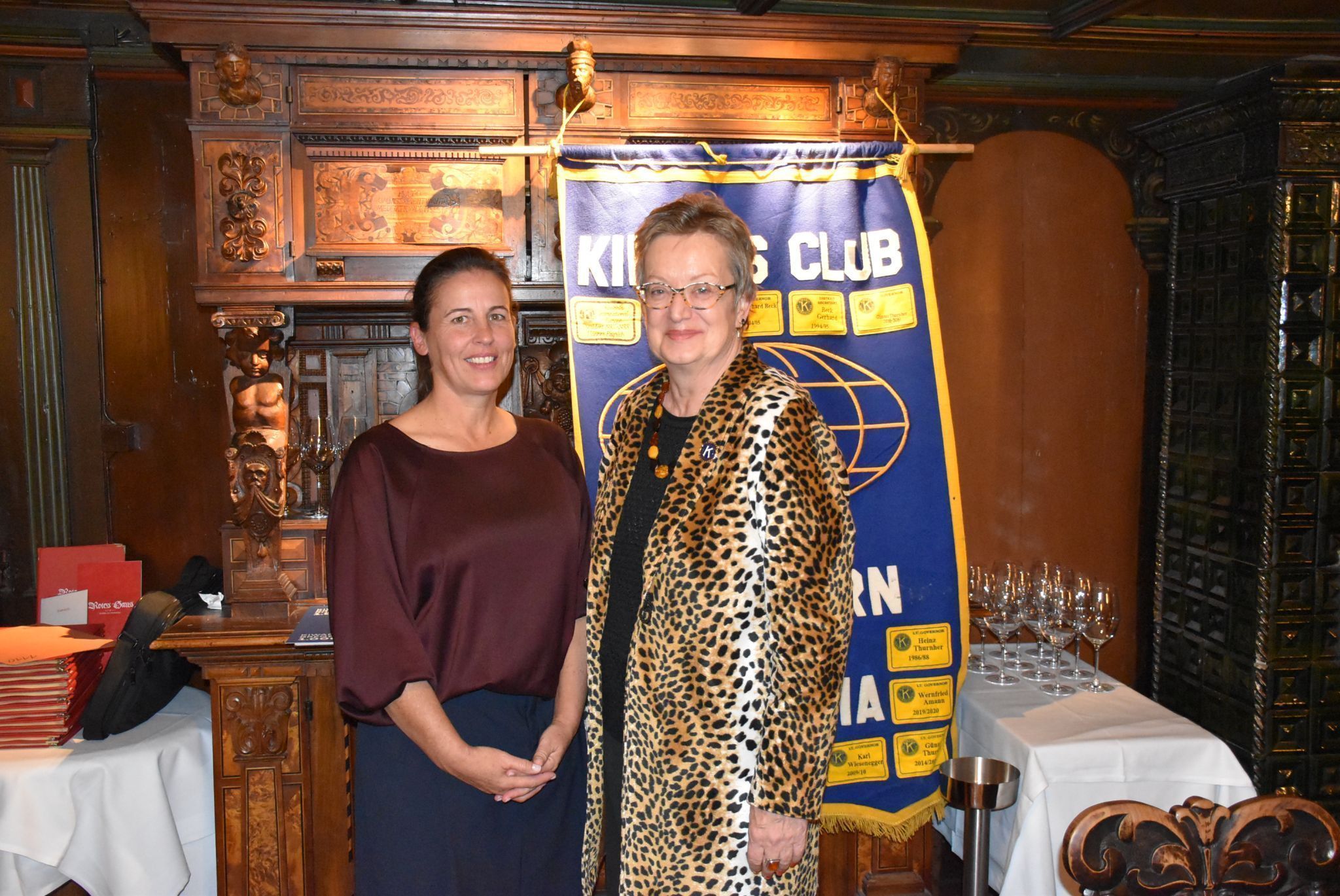 Monika Thaler mit Kiwani Mitglied Bärbel Radl