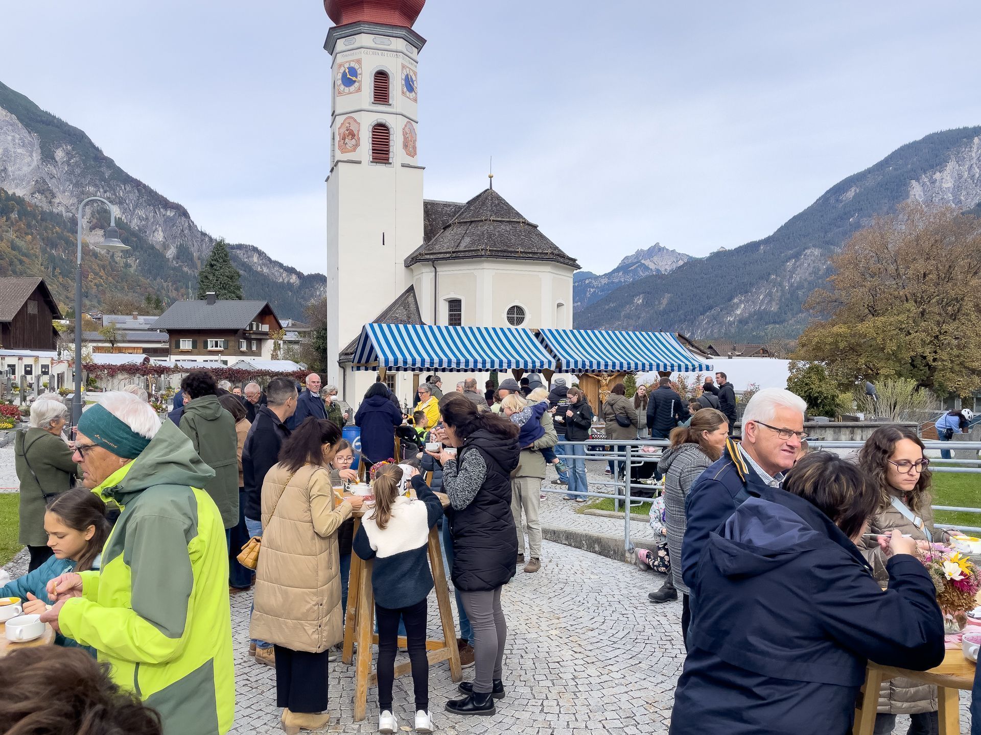 Die Messbesucher ließen sich die Suppen gegen eine kleine Spende munden.