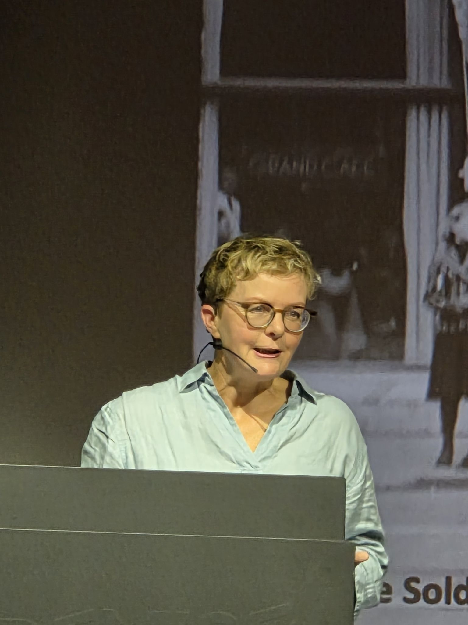 Frau Prof. Maria Fritsche bei ihren Ausführungen in der Remise (Foto: OS)