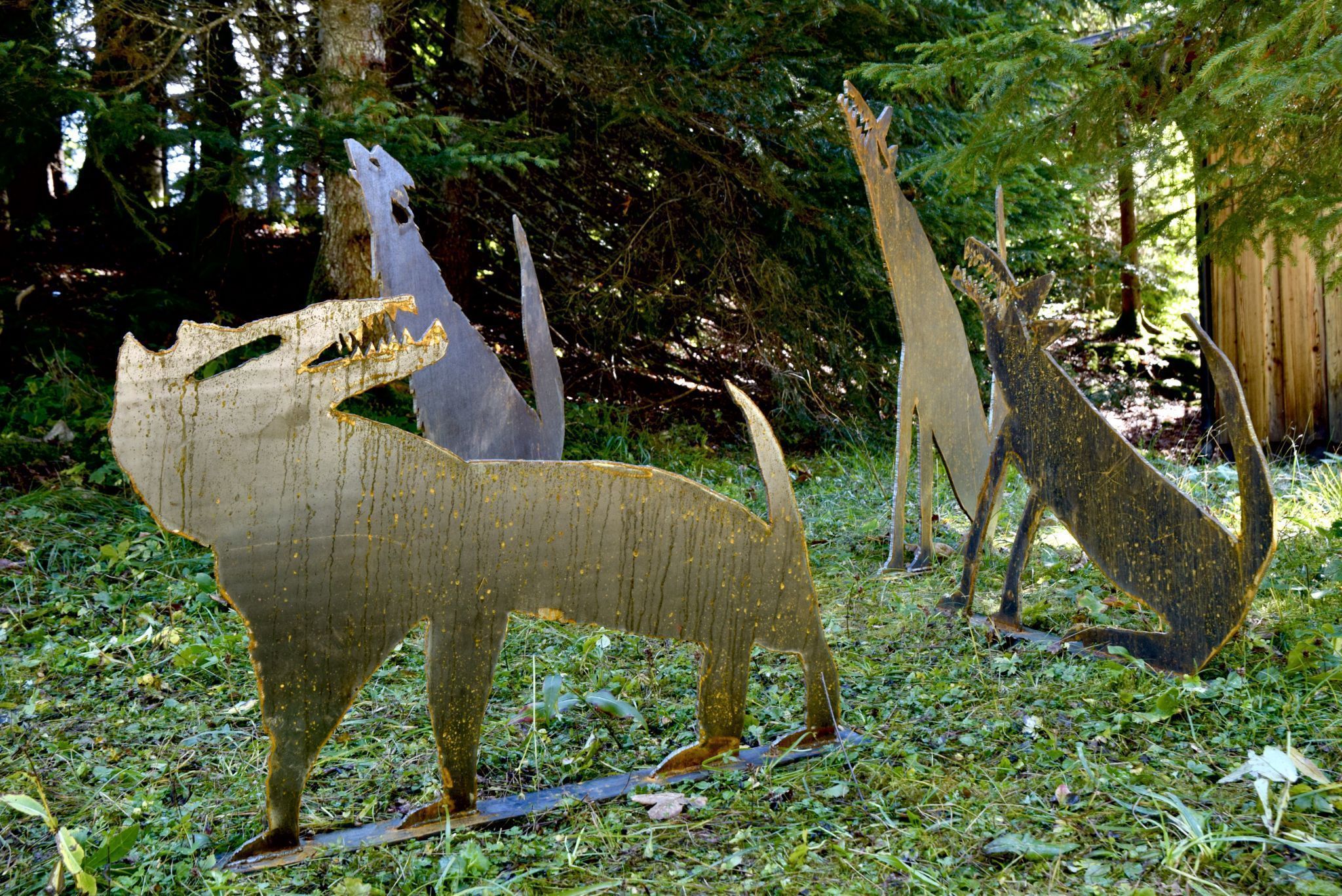 Arbeiten von „WolfGeorg“ aus dem Jahr 2025: „Wolf ist zurückgekehrt.“ Alpine Art am Muttersberg oberhalb von Bludenz und Nüziders.