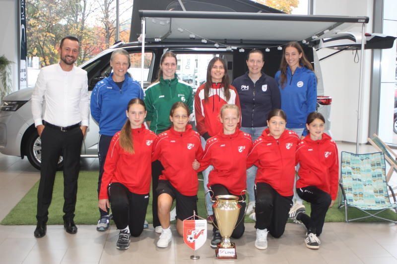 Adnan Cajic, Sonja Baldauf, Noreen Bereuter, Amrei Knünz, Lisa Kröll, Carola Rüdisser und die U-13-Mädchen Landesauswahl Spielerinnen Nejla, Chiara, Medine, Nadine und Lena.