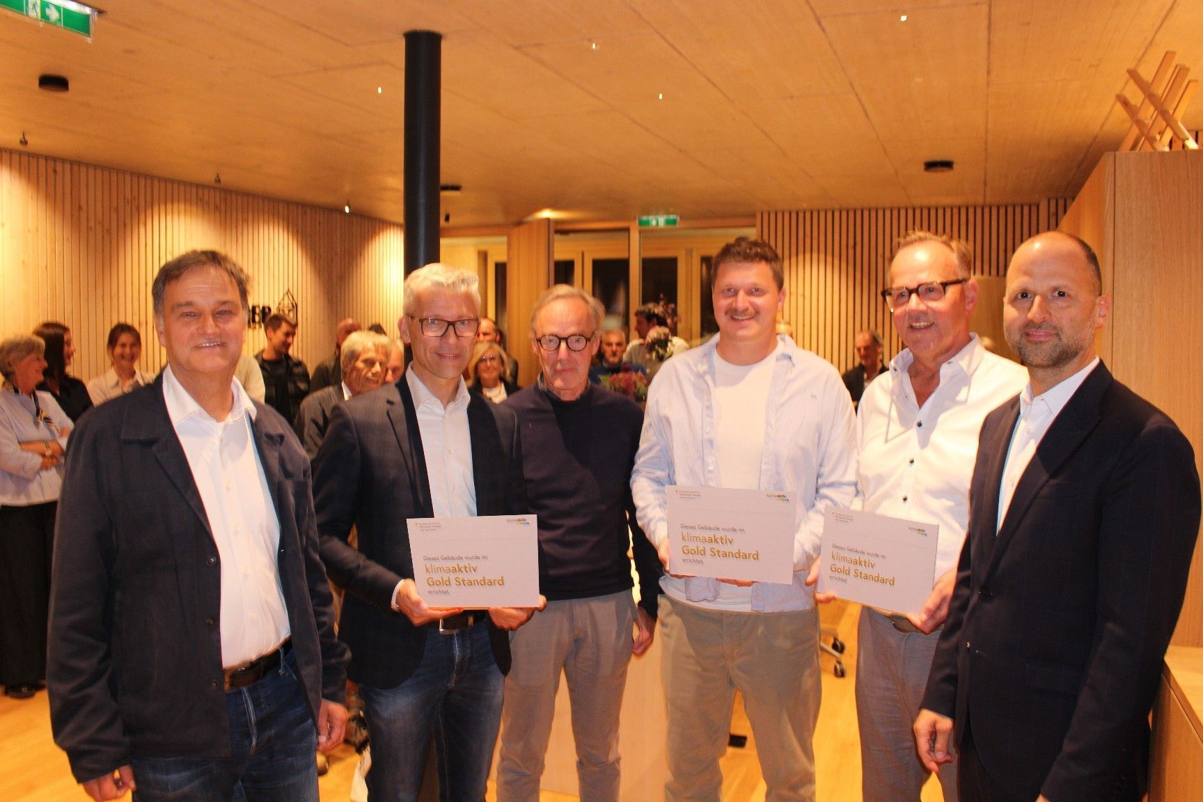 LR Tittler (re.) und Martin Ploß (li.) adelten die Anlage in der Mellen mit „klimaaktiv Gold Standard“ für die Projektpartner Thomas Schöpf, Planer Hermann Kaufmann, sowie die Geschäftsführer Oliver und Günter Morscher. PETER STRAUSS (5)