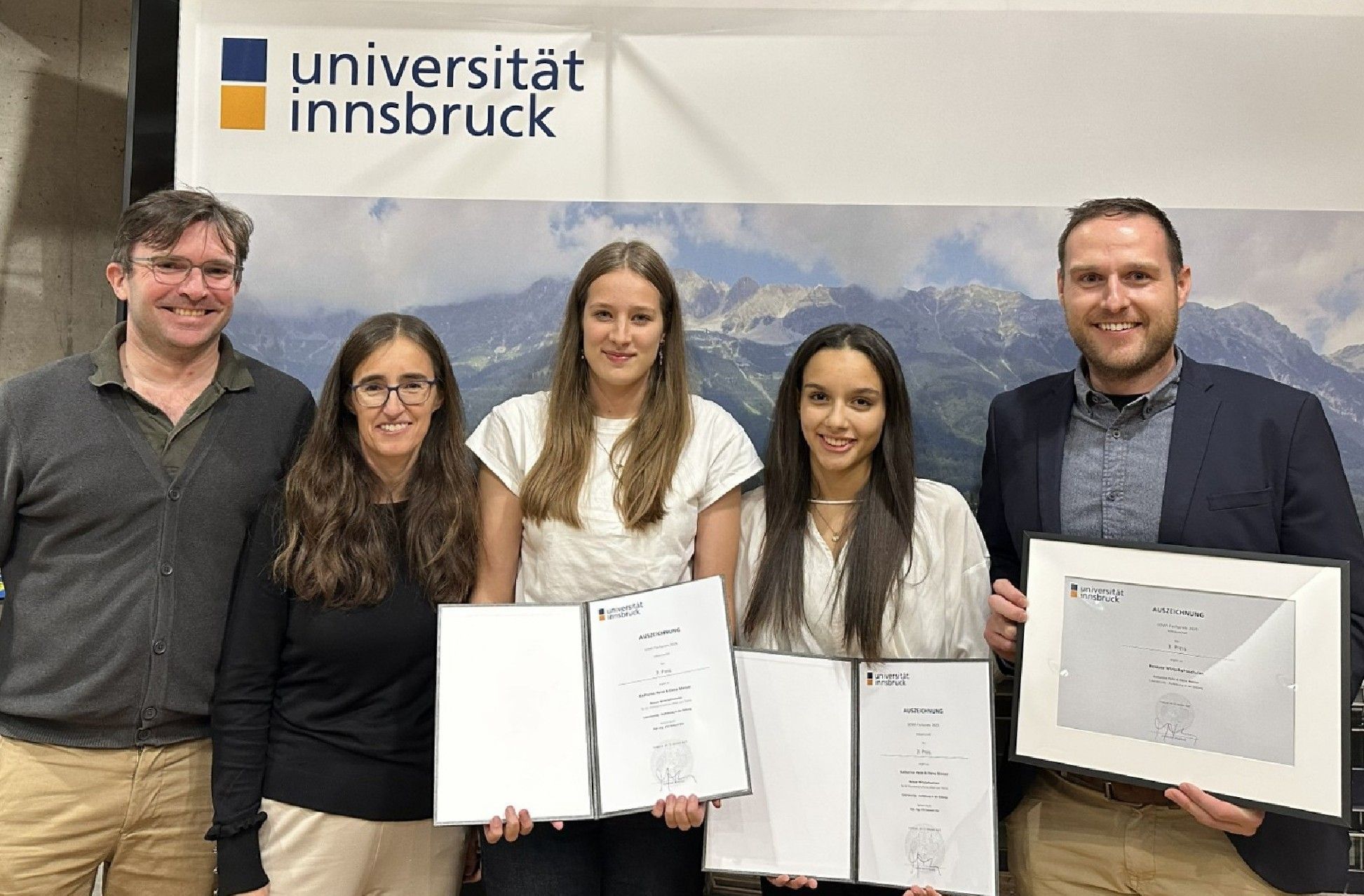 VWL, 3. Preis, v. l. n. r.: Dekan Markus Walzl, Andrea Leiter-Scheiring, Katharina Heim, Elena Manser, Mathias Masal (in Vertretung für Betreuer Richard Dür)