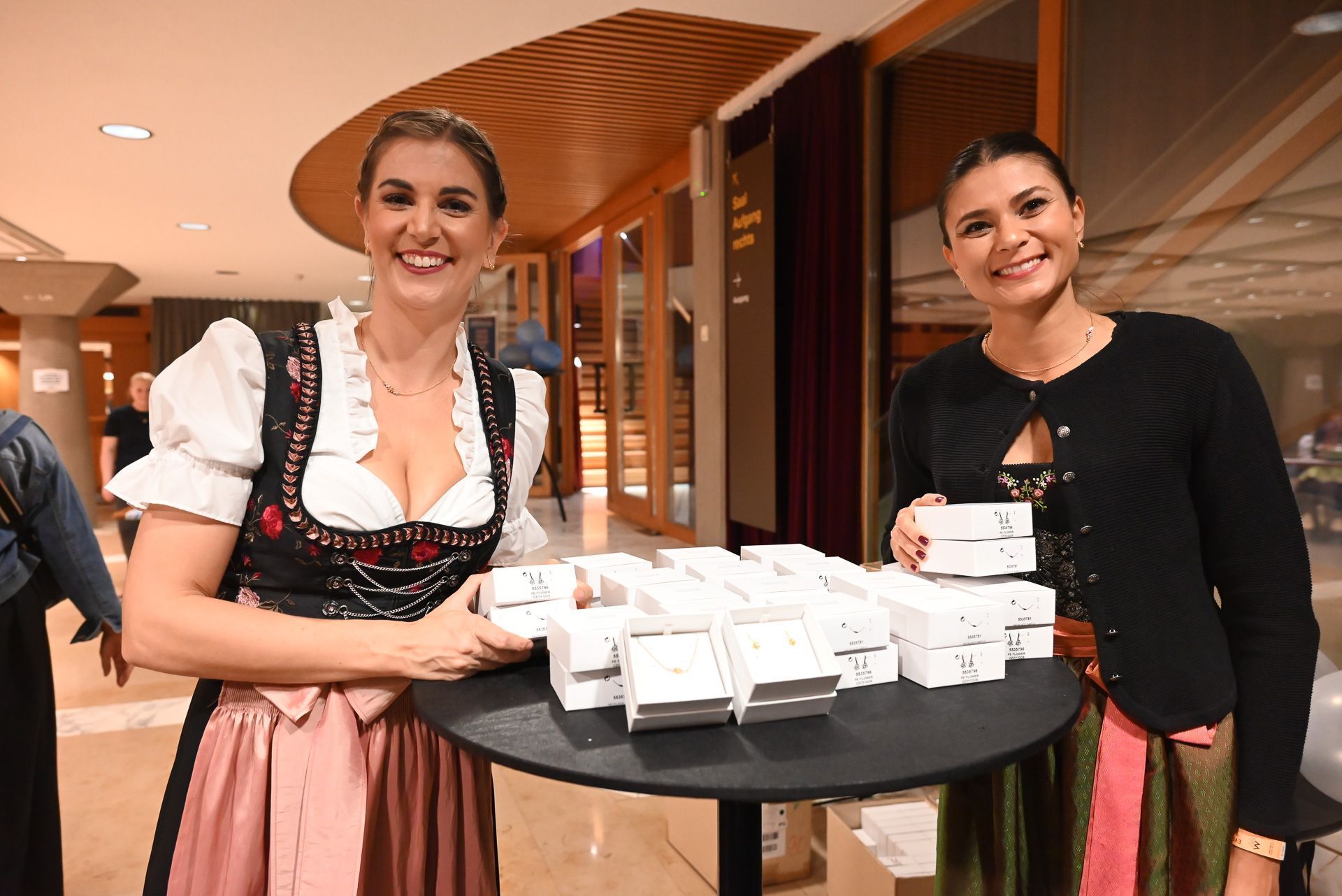 Sabrina und Sarah überreichten jeder Frau ein Willkommensgeschenk.