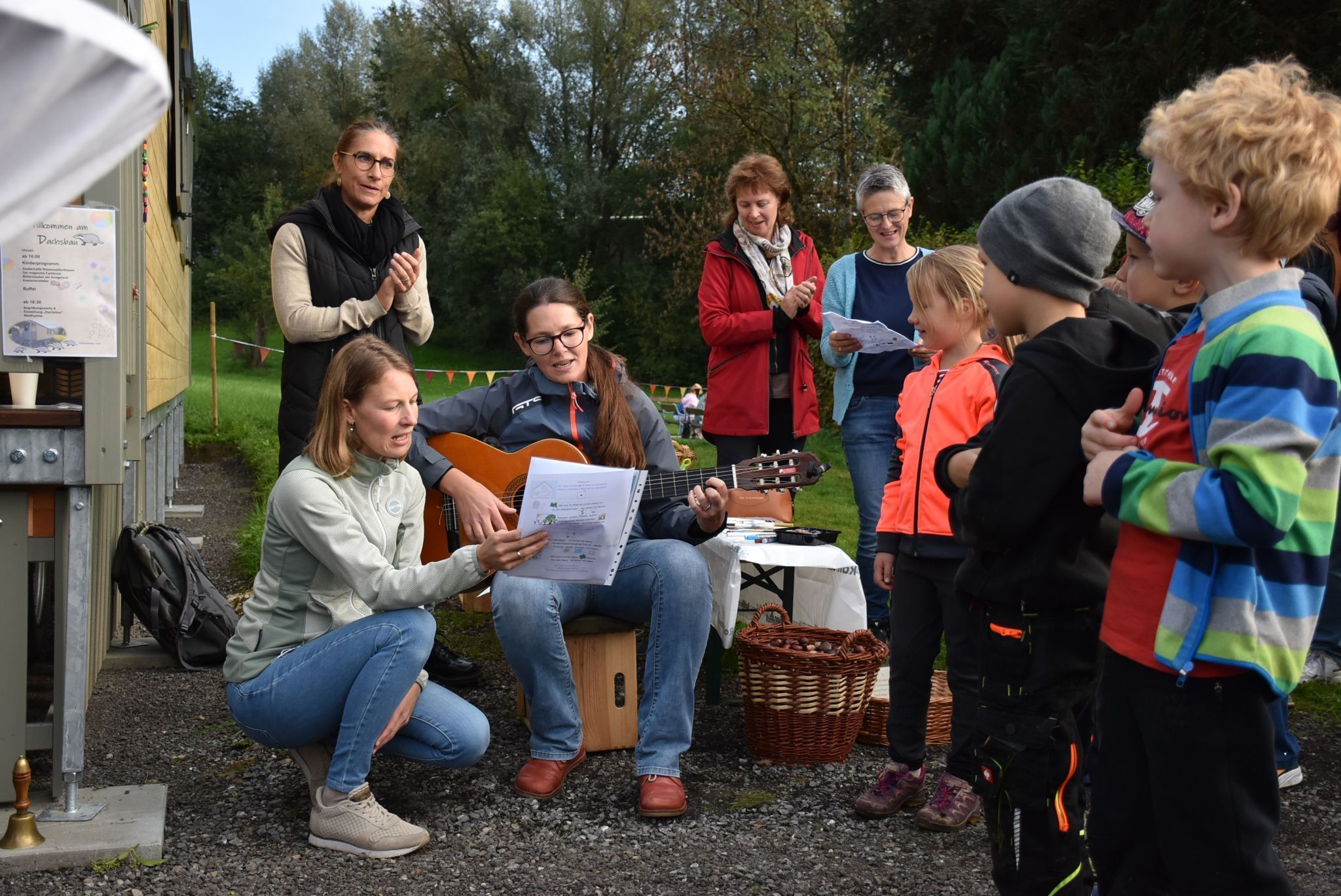 Gruppenleiterin Nina Walter, Sarah Eienbach und beim Musizieren mit den Kindern