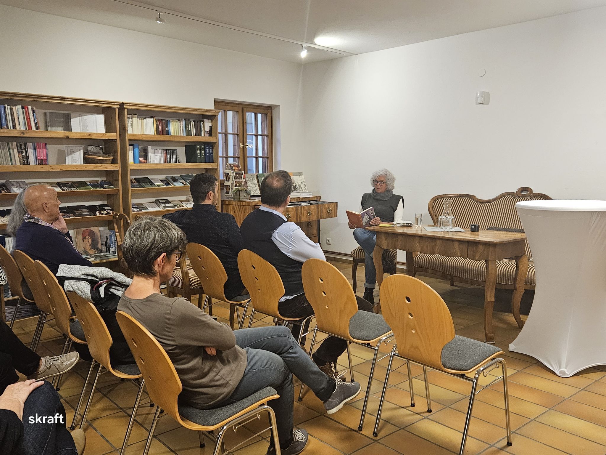 Bei der Vernissage im Montafoner Heimatmuseum in Schruns las Erna Ganahl einige Sagen aus dem Werk Vonbuns vor. Foto: Montafoner Museen