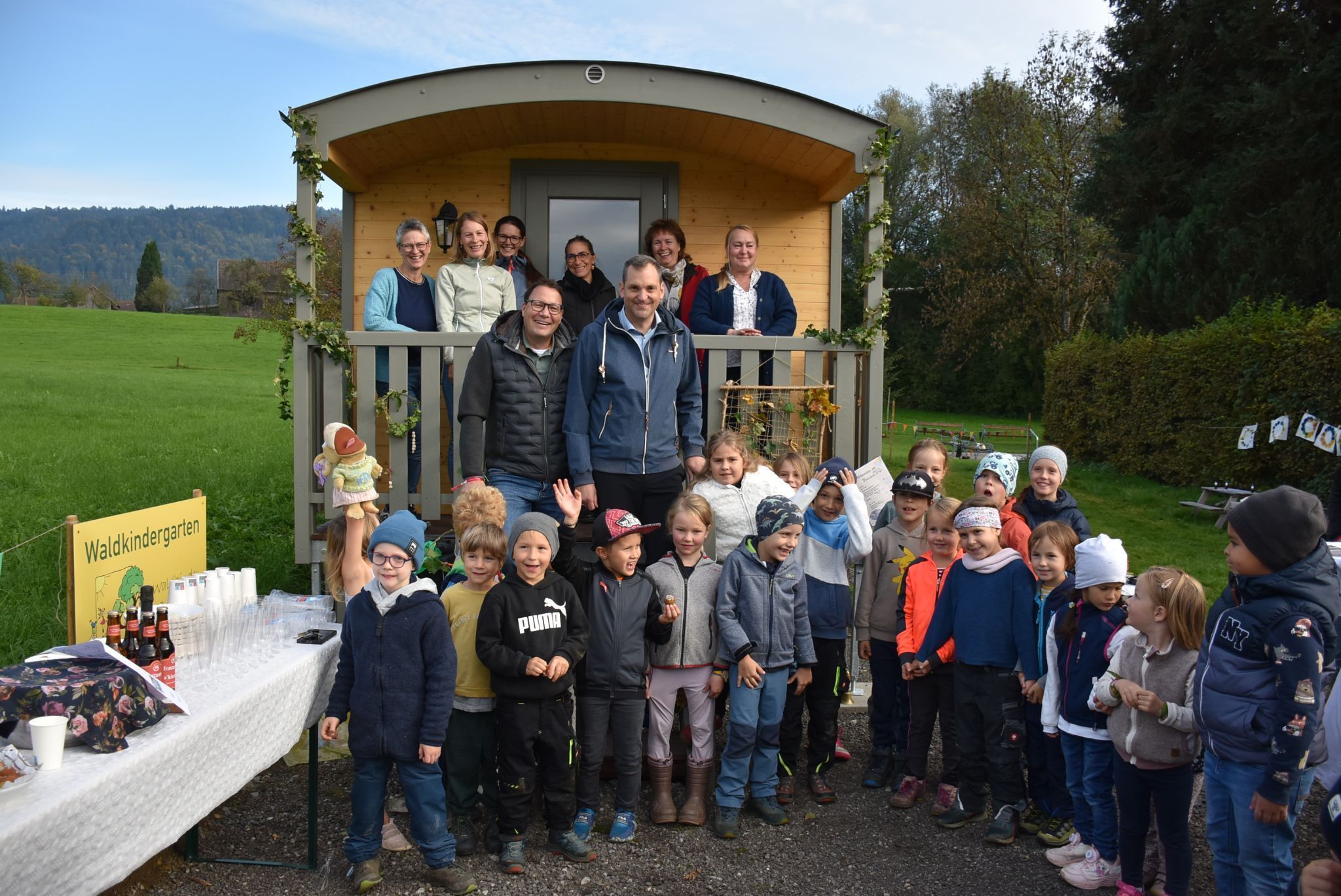 Team Waldkindergarten mit Waldkindern, Bgm. Kresser und Vize Fischnalller 