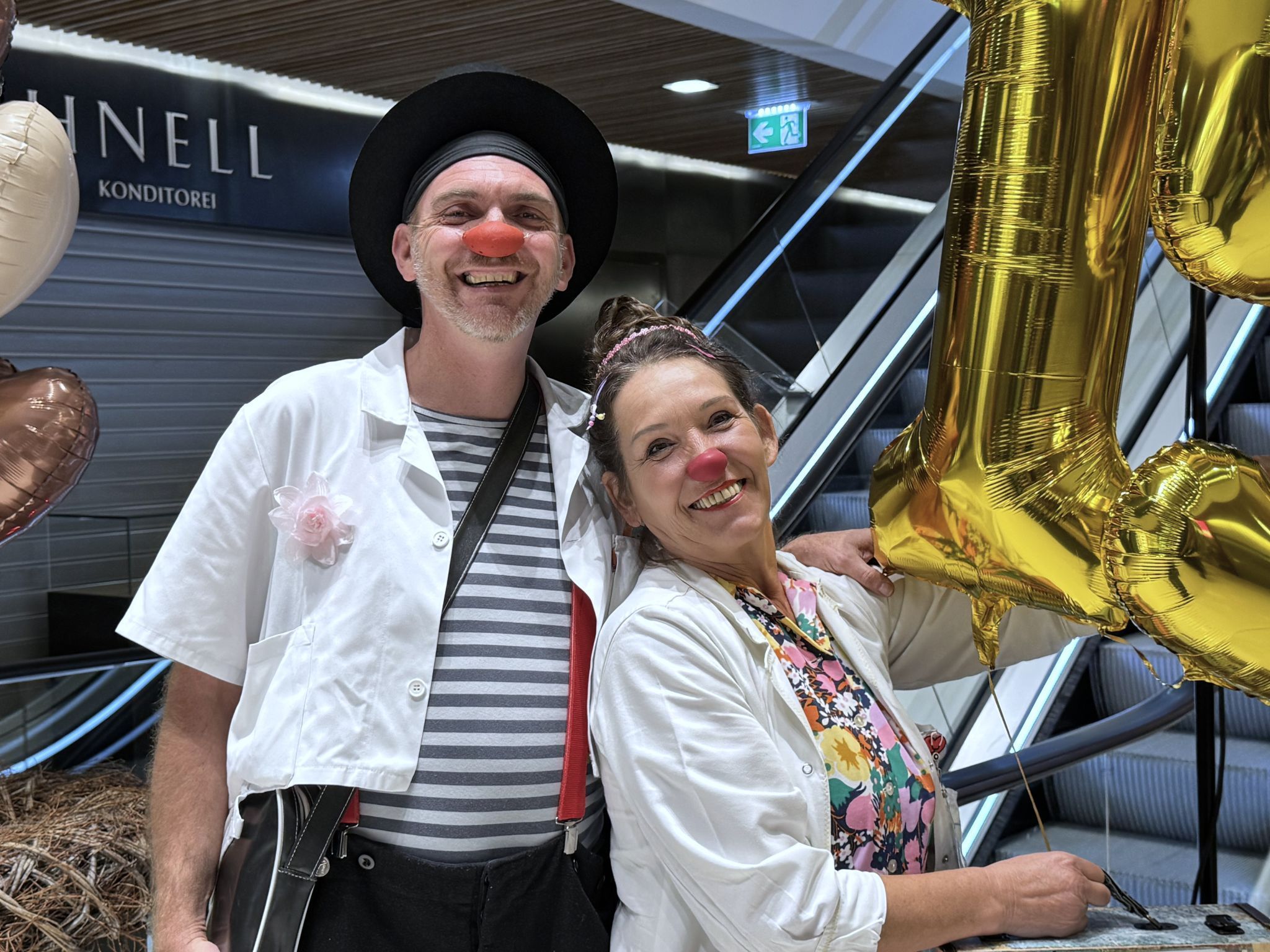 Die CliniClowns „Dr. Frieda Wisch & Weg“ (Brigitte Nussbaumer-Rohner) und „Dr. Saperlott“ (Michael Bechter) unterhielten die Besucher.