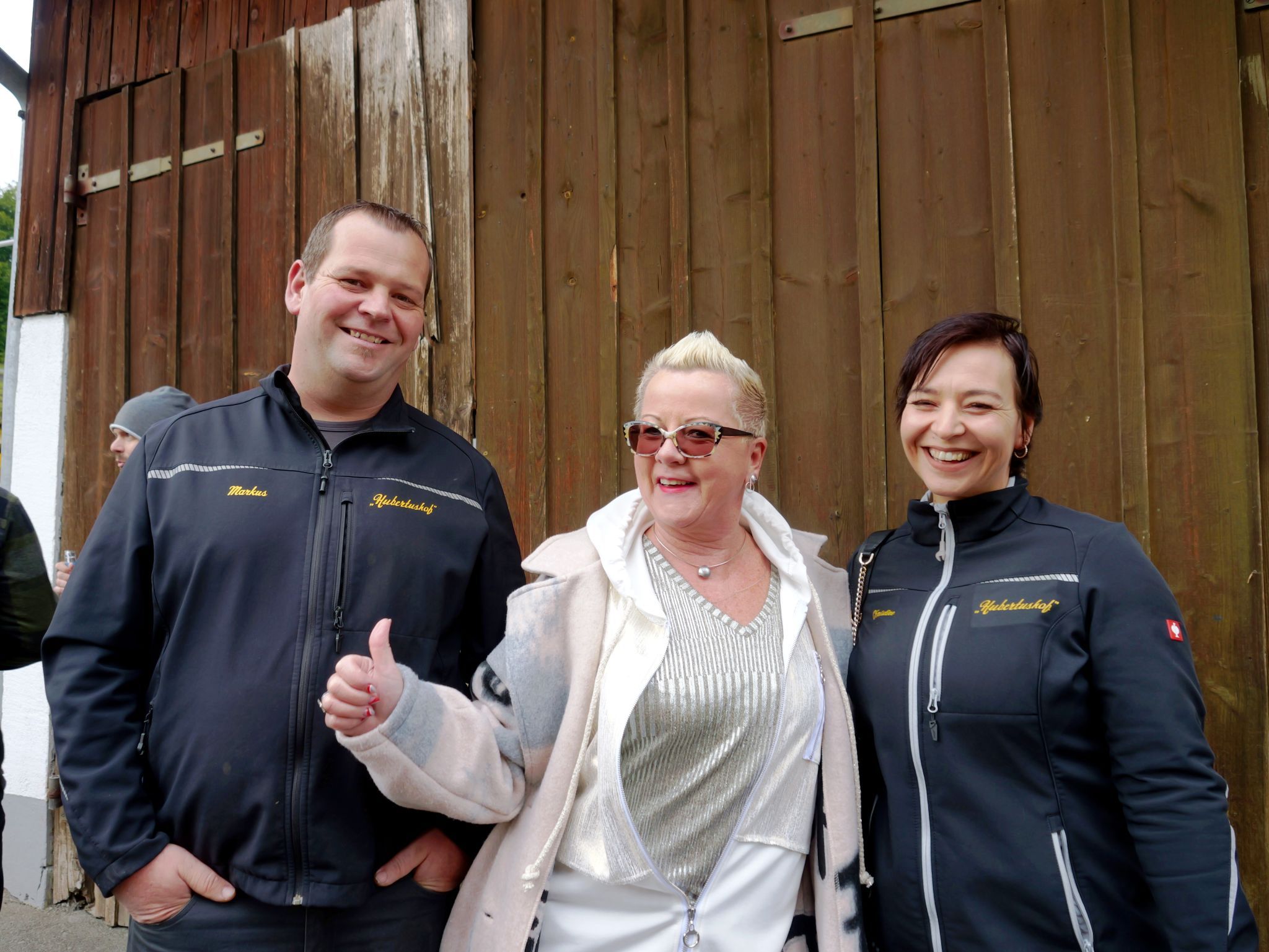 Markus und Christine Tschabrun mit Mona Rohrer.