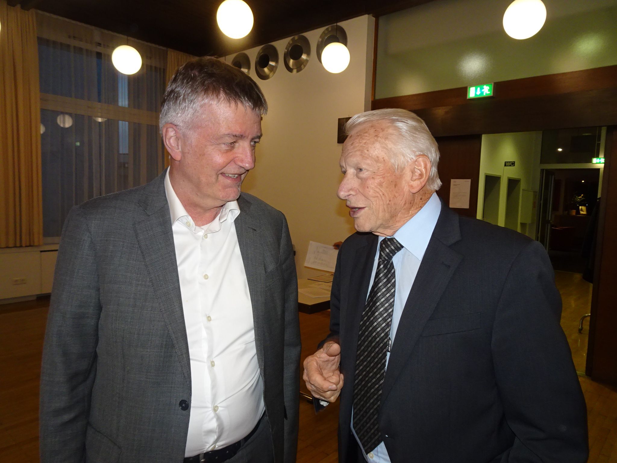 Obfrau-Stellvertreter Karl Schelling im Gespräch mit Alt-Bürgermeister Rudi Sohm.