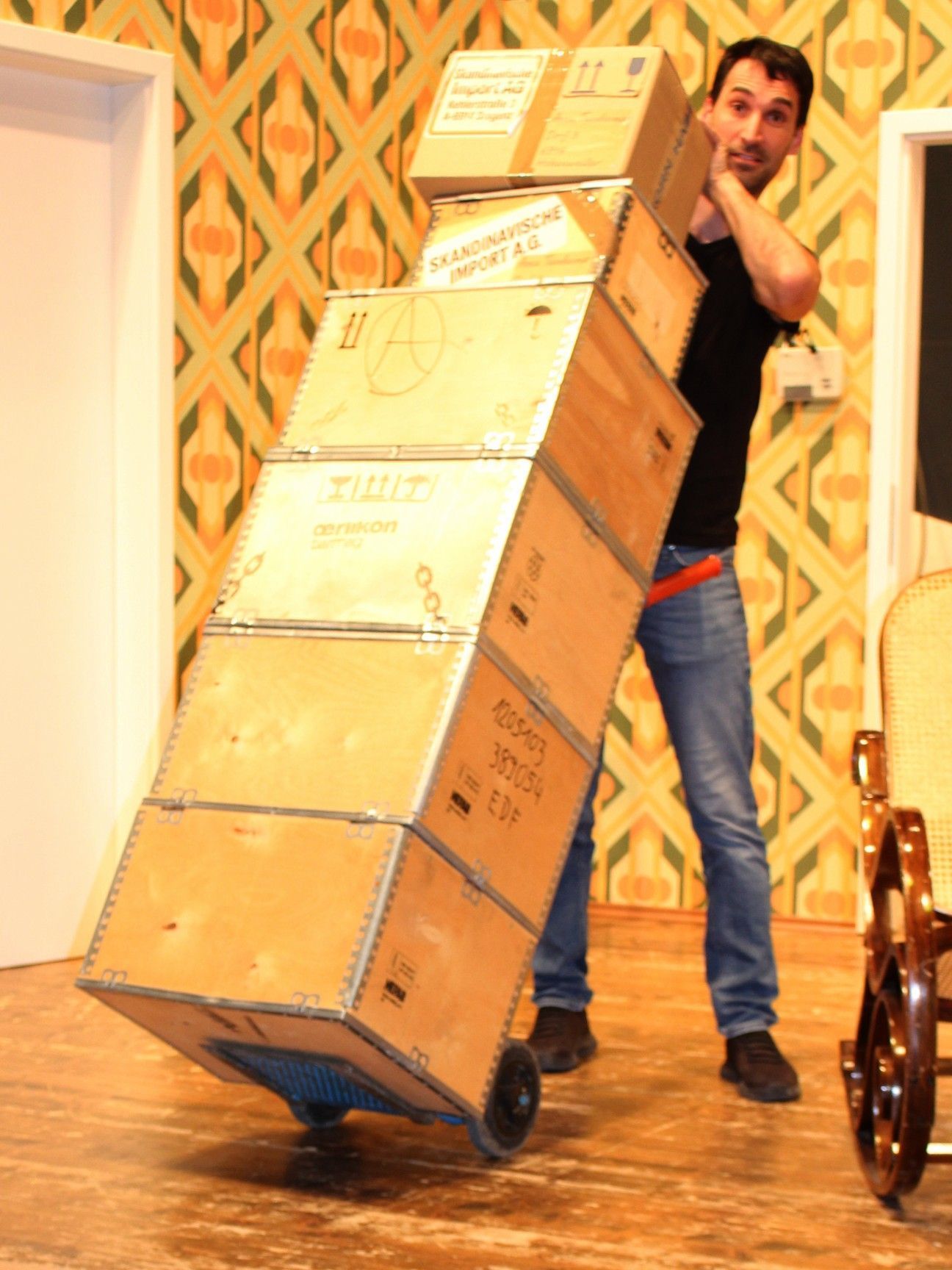 Kistenweise nicht bestelltes „Erotik-Material“ sorgt für Panik und lässt sich kaum unauffällig entsorgen . . .