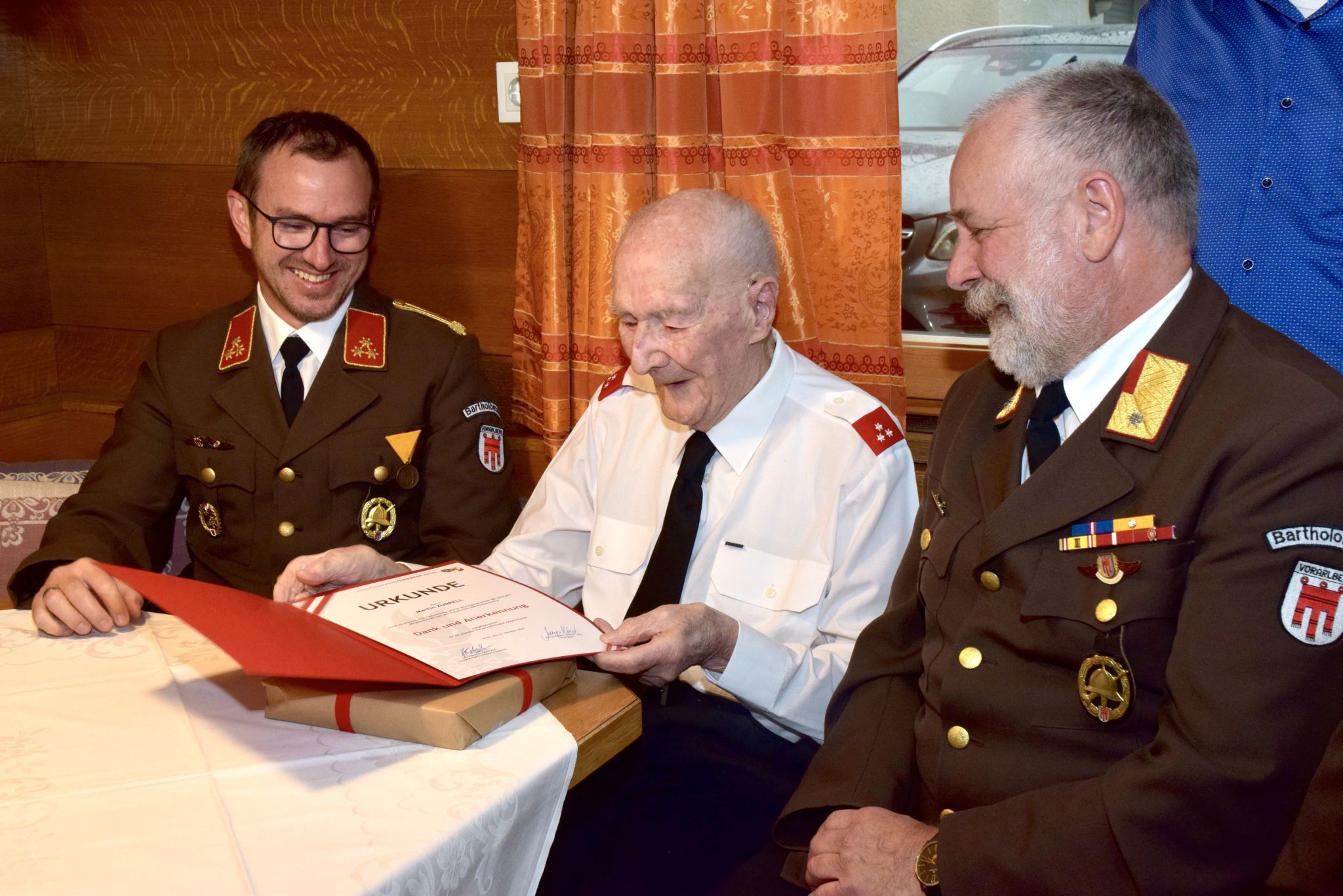 Feuerwehrkommandant Thomas Battlogg, Jubilar Martin Zudrell und Alexander Loretz (ehemaliger Feuerwehrkommandant).