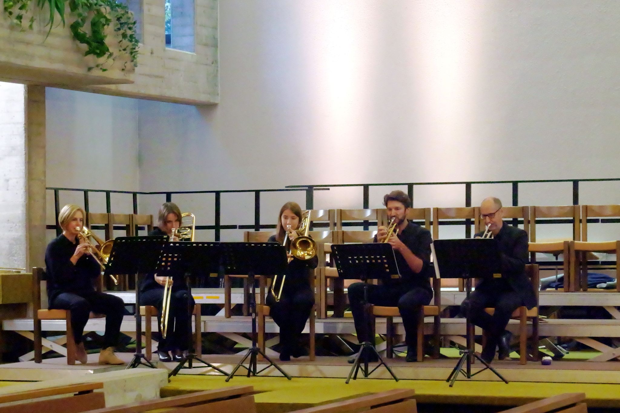 Klangfülle und Präzision: Das Bläserquintett setzte festliche Akzente in der vollbesetzten Kirche.