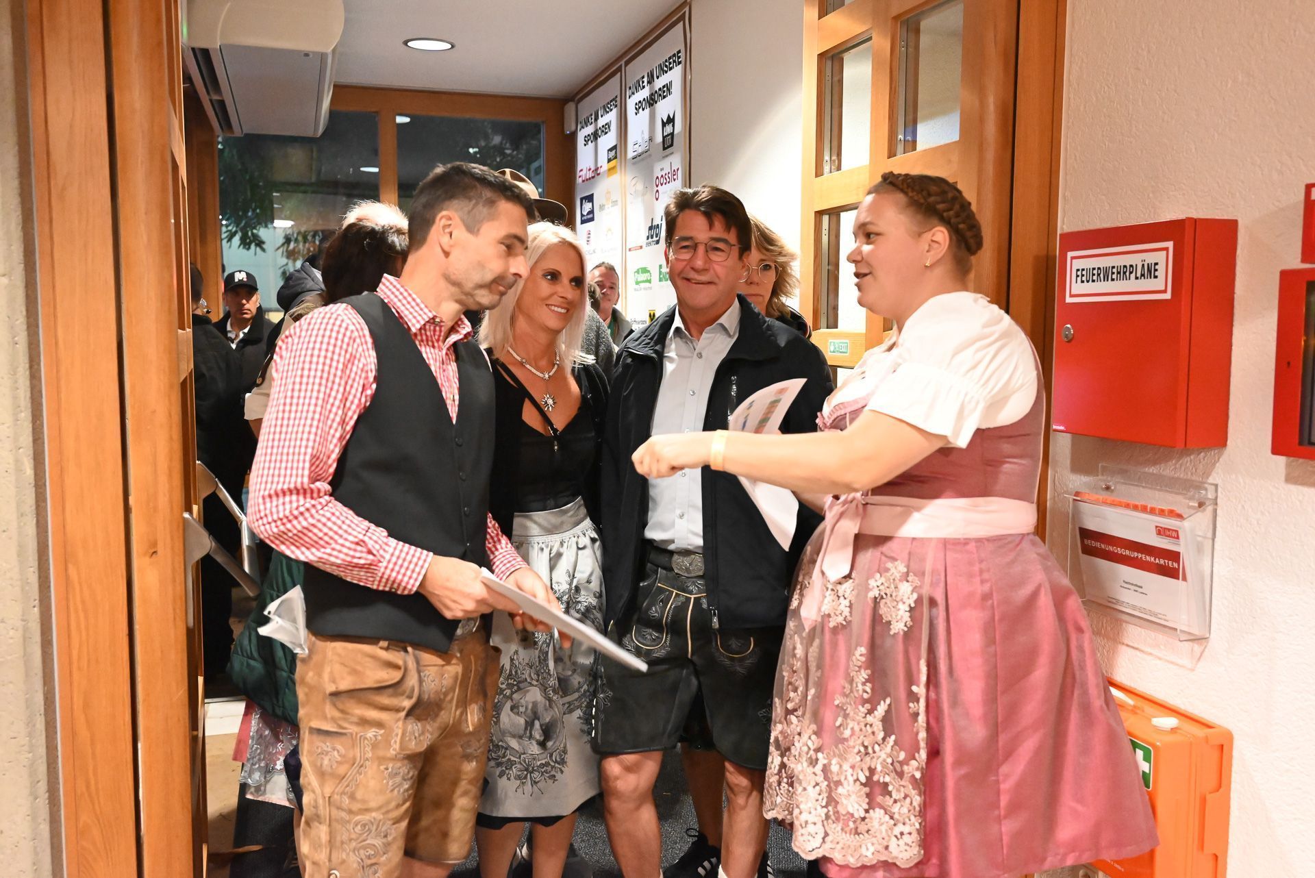 Obfrau Corina Schwarz hieß die Gäste beim Eingang willkommen.