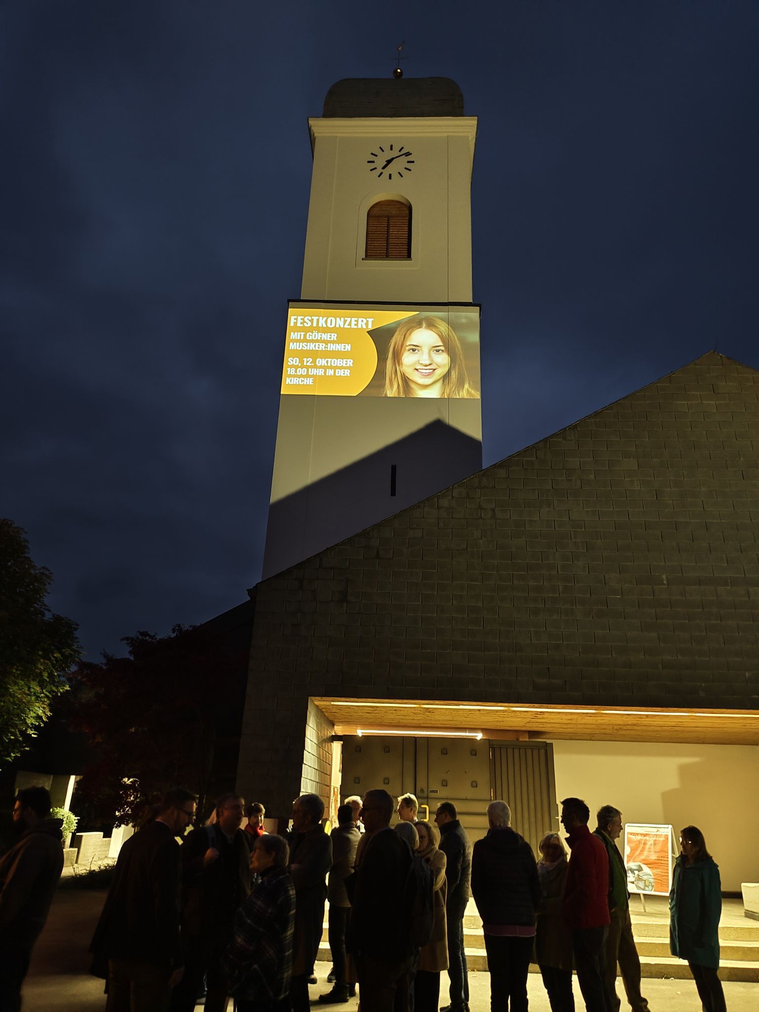 Musiker des Jubiläumskonzerts erstrahlten auf dem neu renovierten Kirchturm.