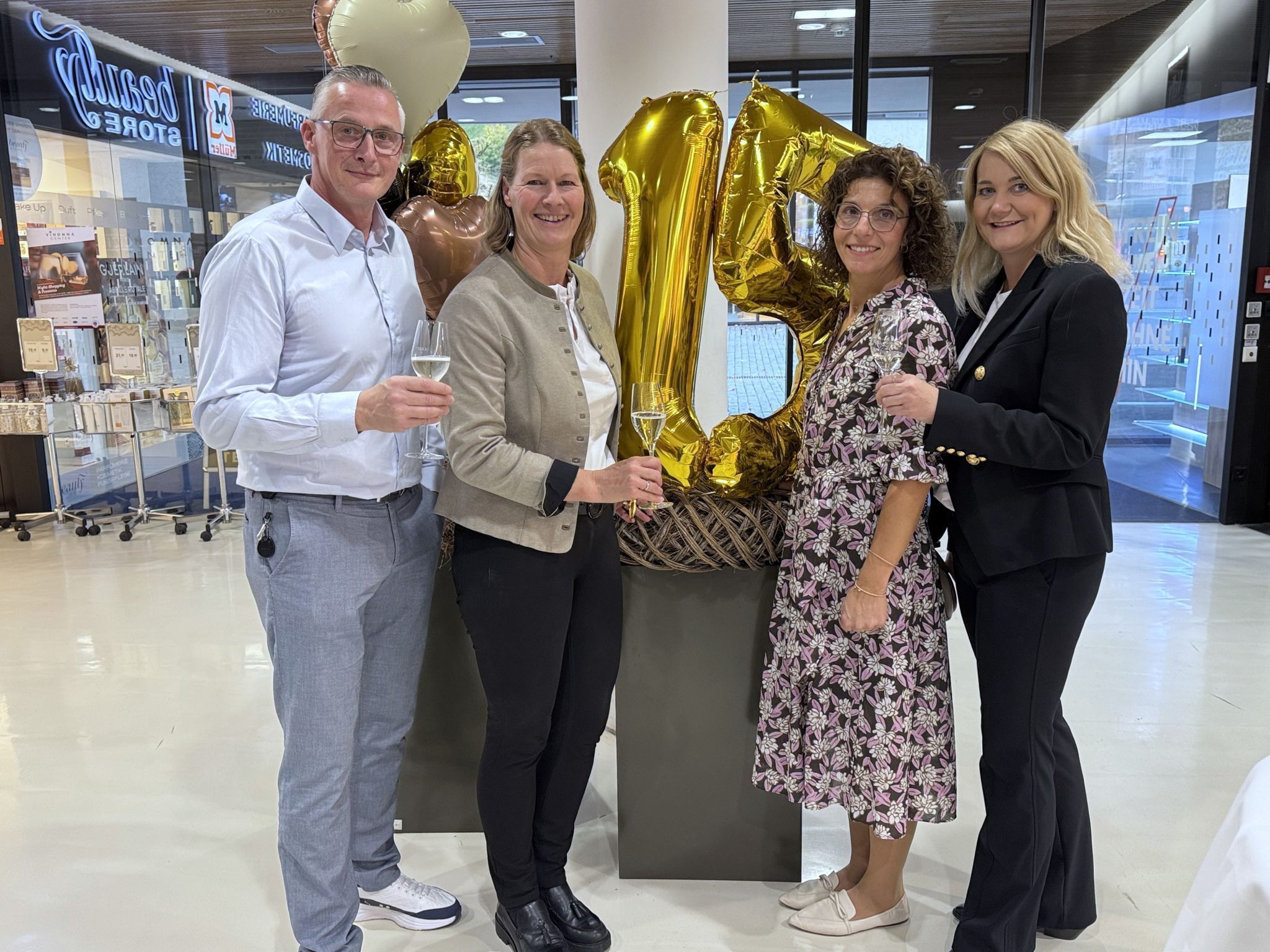 Stefan Saler, Anna-Katharina Schramm und Birgit Eberharter von der Vinomna Center Verwaltung mit Andrea Felder (Alpe Saluver) beim Jubiläumsabend.