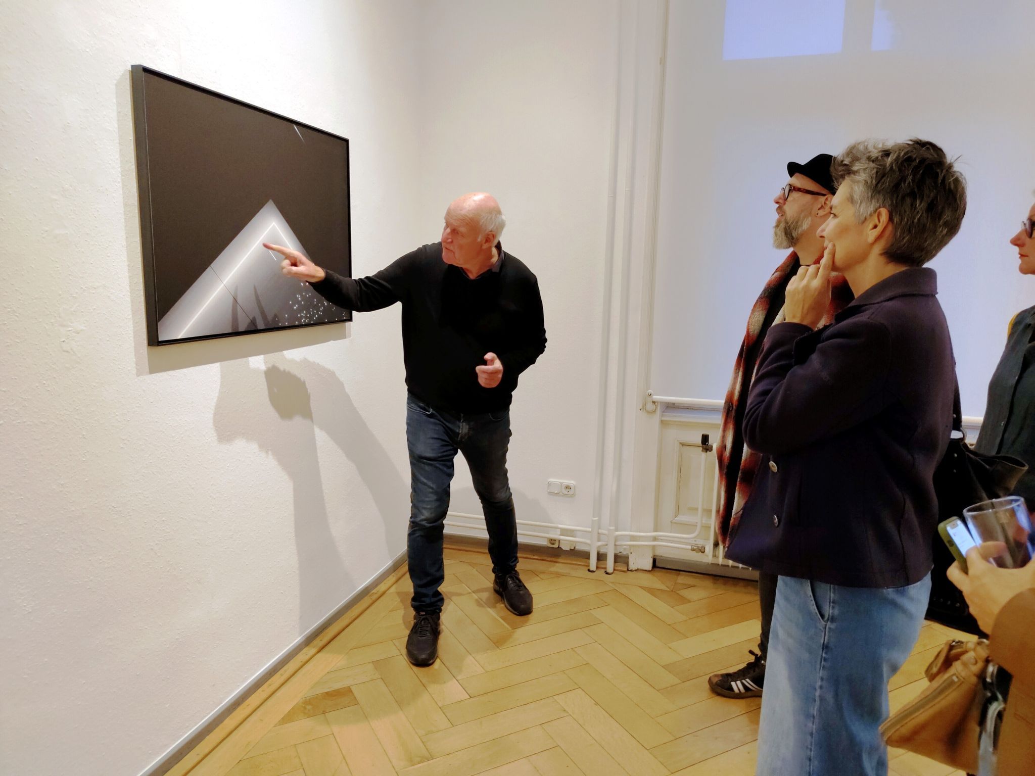 Kunst im Kontrast: Besucher bestaunen die Schwarz-Weiß-Fotografien von Sabine Morgenstern und Hermann Präg in der Bahnhofstraße.