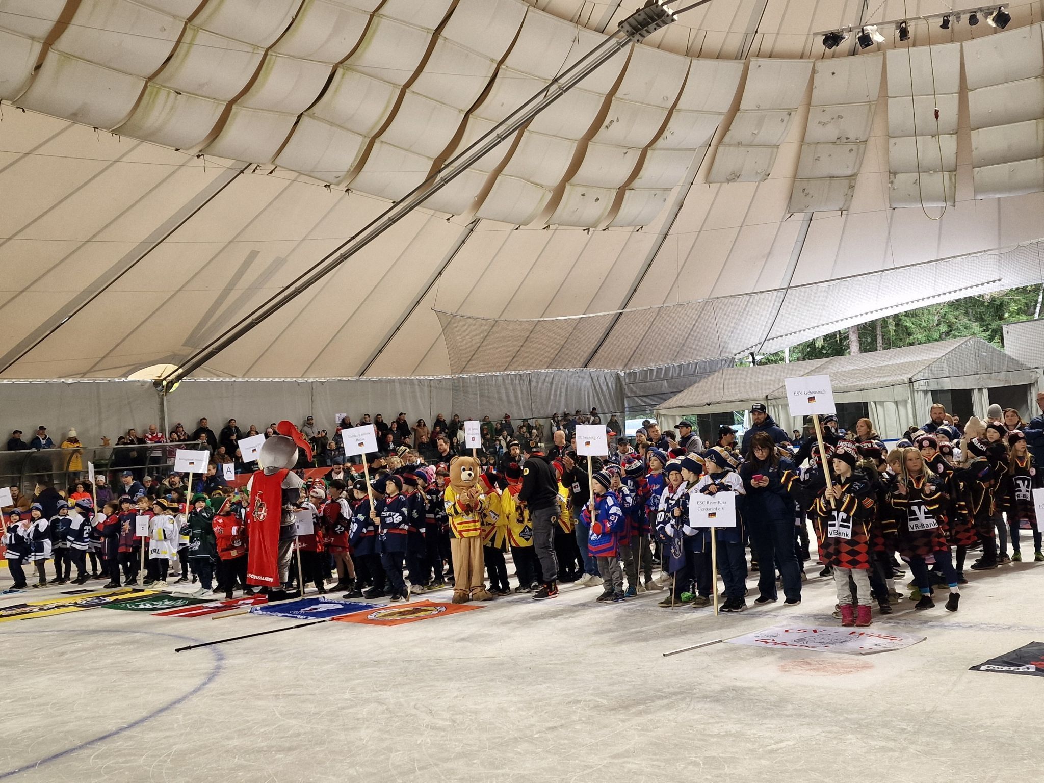 Impressionen vom erfolgreichen 21. internationalen U10 Eishockeyturnier. (Bildergalerie)