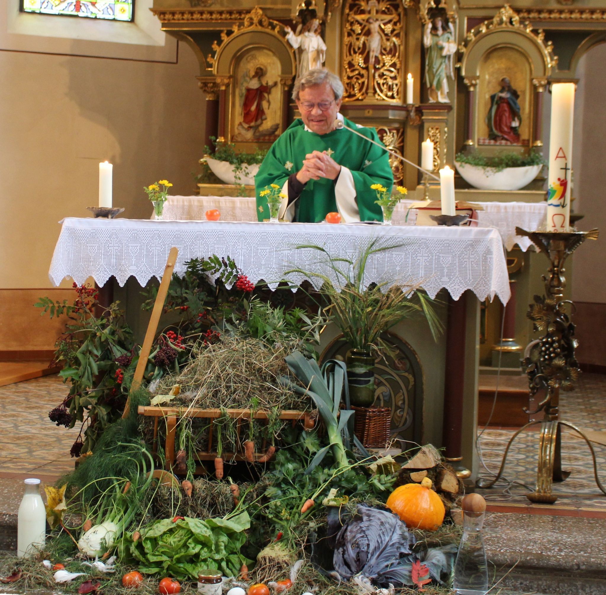 Alberschwendes früherer Seelsorger Peter Mathei feierte mit vielen Messbesuchern den Erntedank-Gottesdienst in Schröcken.