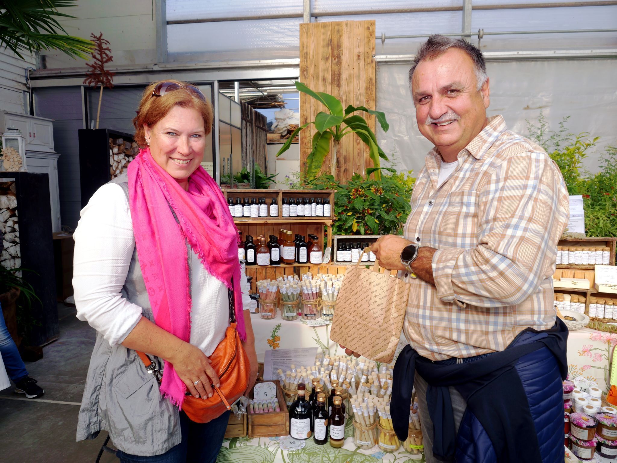 Yvonne Kremsmayer und der Marktbesucher Vesi Markovic.
