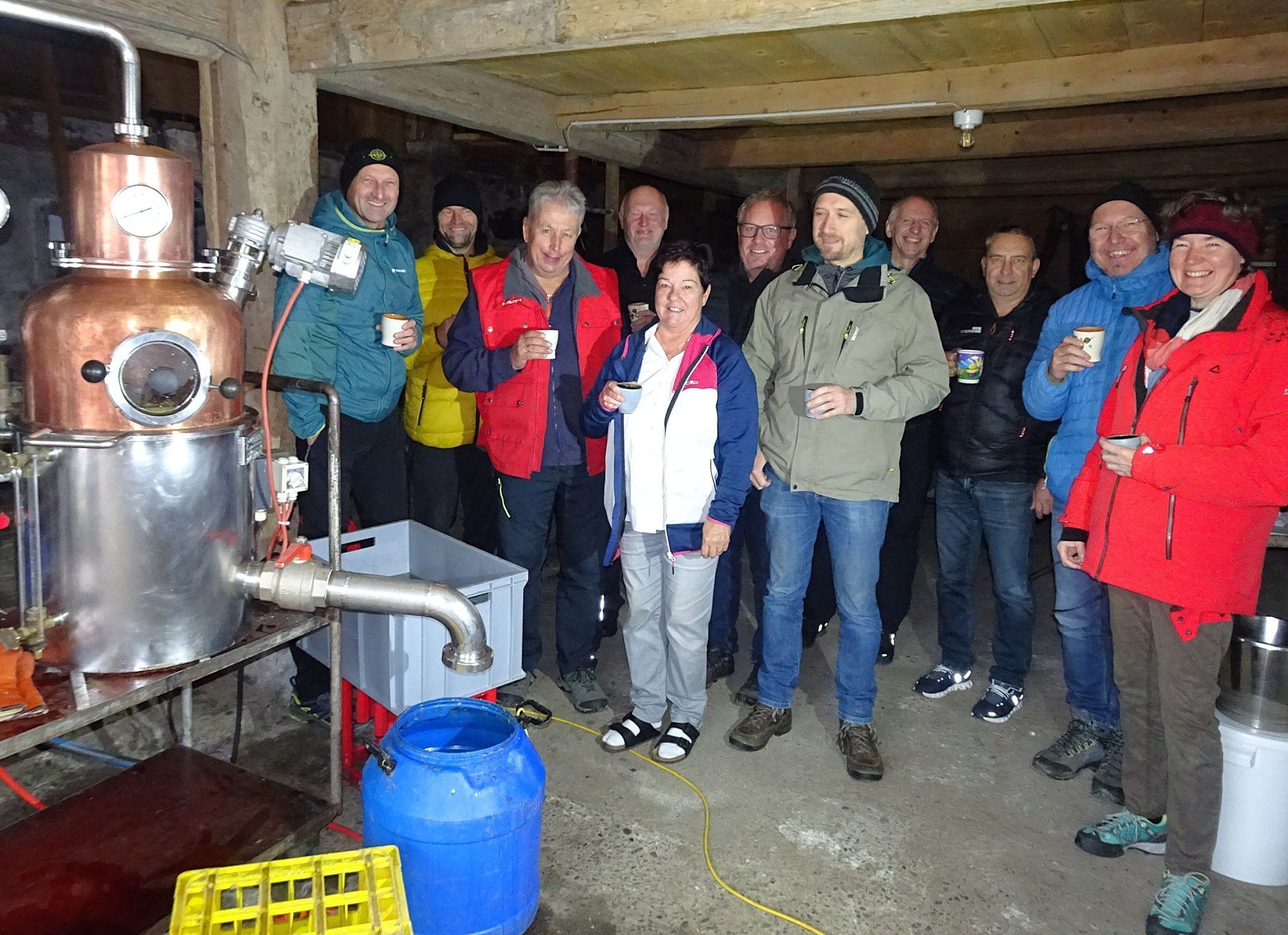 Beim zweiten Teil des Brennkurses des OGV Dornbirn wurde im Stadel von Sigi Wohlgenannt erstmals destilliert – mit viel Neugier und Glühmost gegen die Kälte.