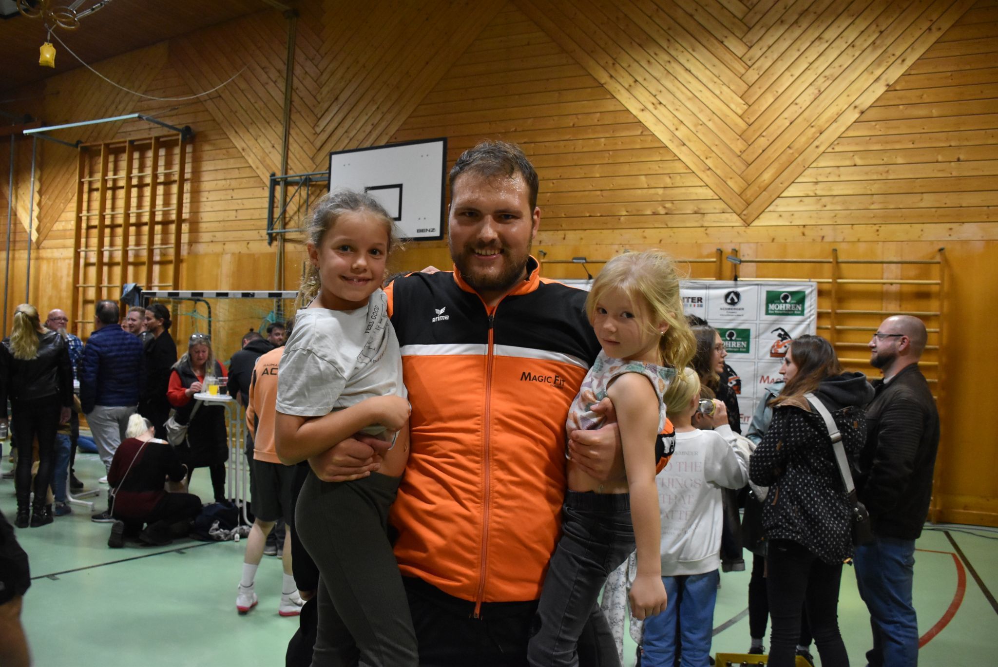 Chiara und Leonie Schmitzer mit Ringer Stefan Huster