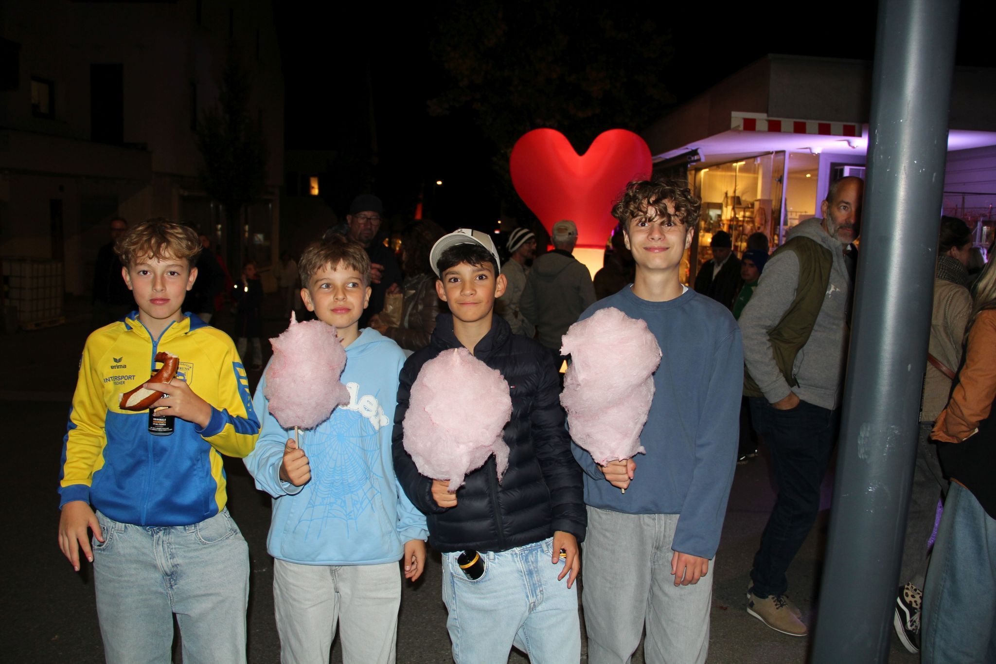 Auch Sebastian, Aaronne, Diego und David genossen die Kunstnacht bei einer Zuckerwatte