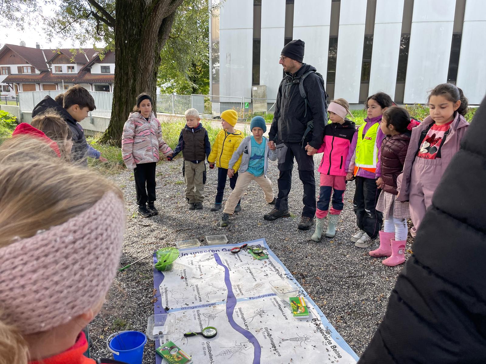 Am neu gestalteten Platz beim Grindelkanal erfuhren die Kinder, welche Vorteile ein renaturiertes Gewässer mit sich bringt,