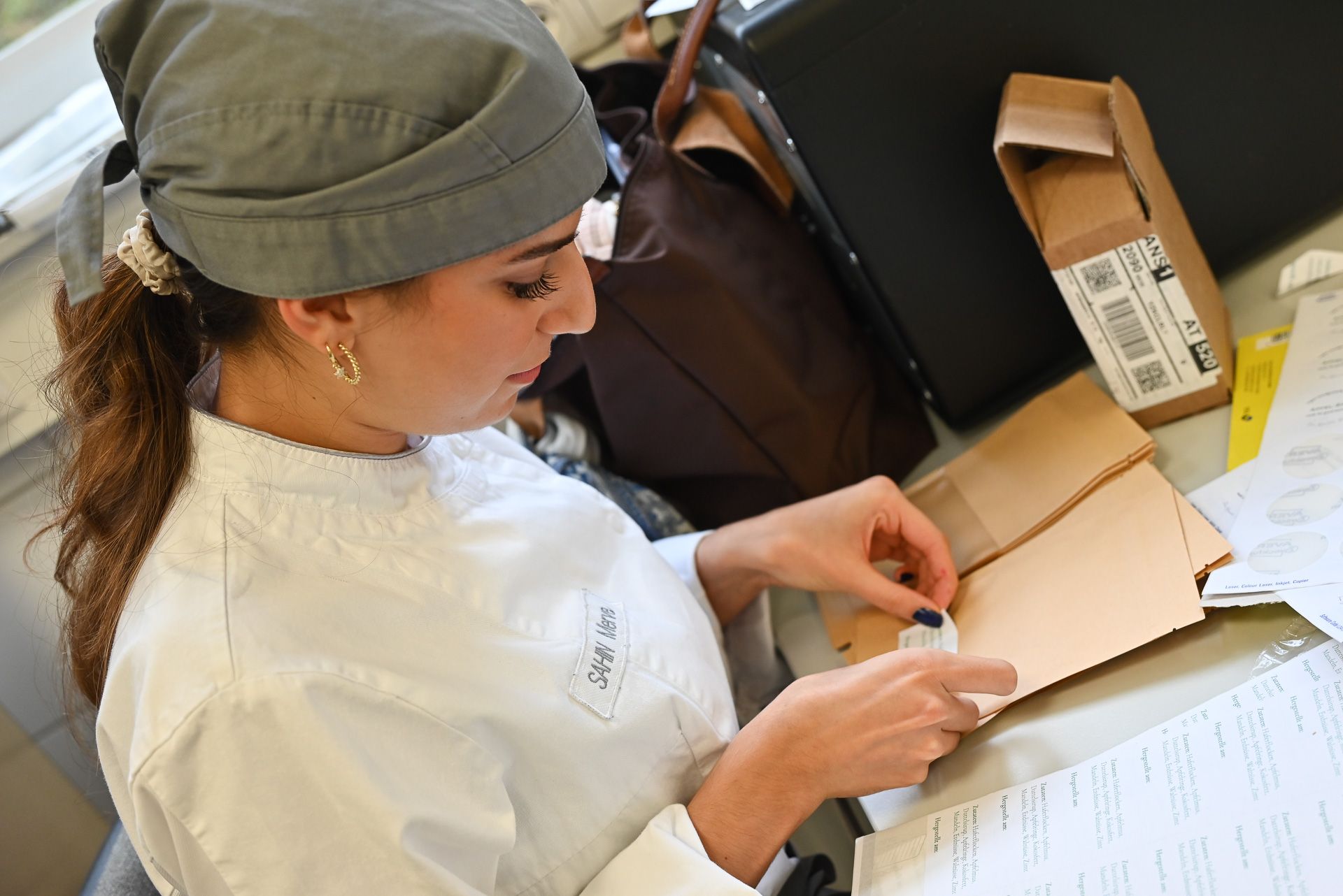 Die Schülerinnen haben ein Logo für ihre Firma entwickelt. Jede Verpackung wird von ihnen mit dem Log beklebt.