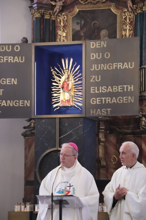 Bischof Benno Elbs zelebrierte gemeinsam mit Pfarrer Paul Burtscher den Festgottesdienst. (Foto: NAM)