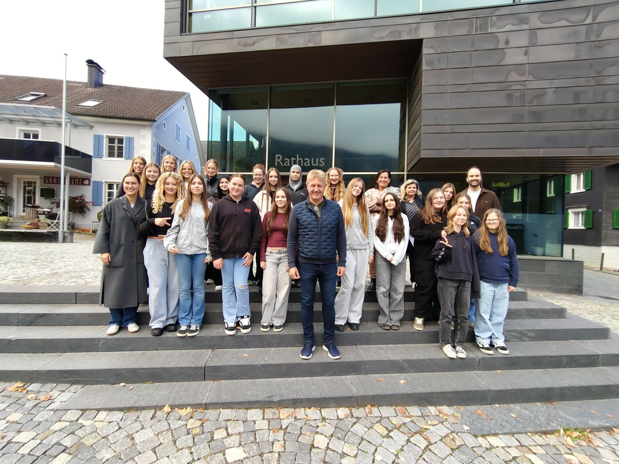 Die Schülerinnen der Sportmittelschule mit Bürgermeister Michael Hartmann und Gemeindevertretern..