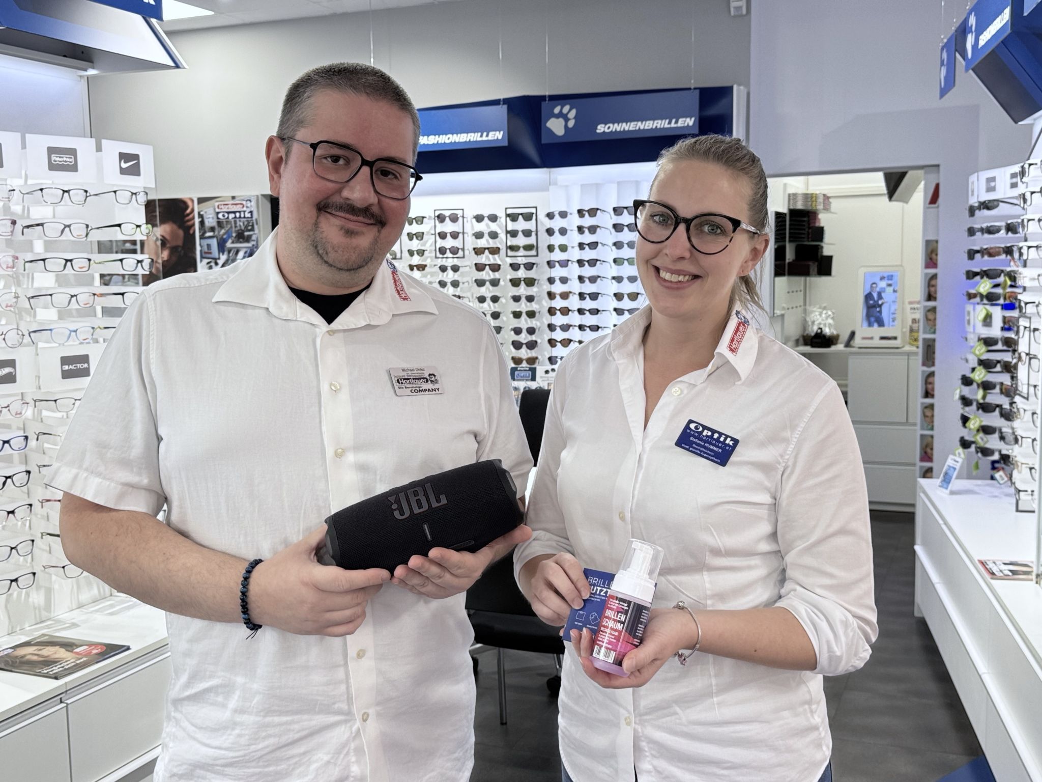 Stv.Geschäftsleiter Michael Dekic und Optikerin Stefanie Hummer (Hartlauer).