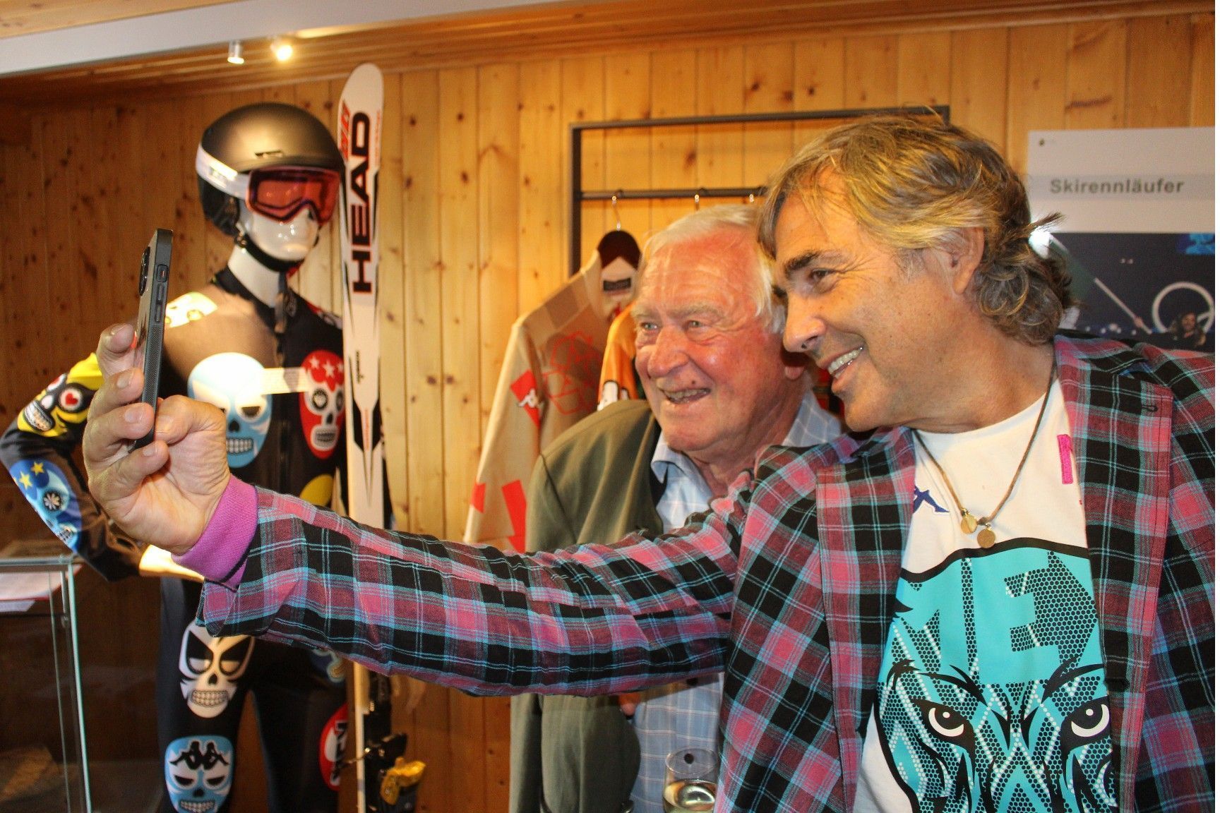 Im FIS-Skimuseum organisiert Christian Lingenhöle immer wieder Sonderausstellungen – aktuell wird „75 Jahre Head“ gezeigt, zur Eröffnung war u. a. als Stargast Head-Markenbotschafter Hubertus von Hohenlohe (im Bild bei einem Selfie mit Udo Albl) nach Damüls gekommen.