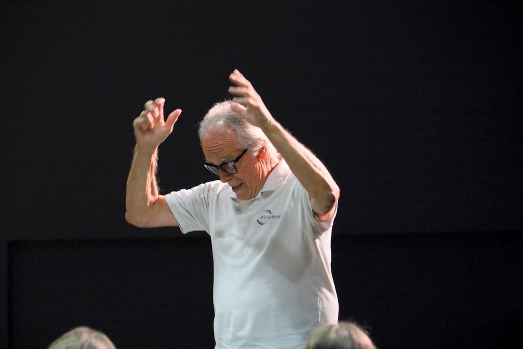 Gründungsmitglied und erster Kapellmeister der Jugendmusik Walter Kofler am Dirigentenpult