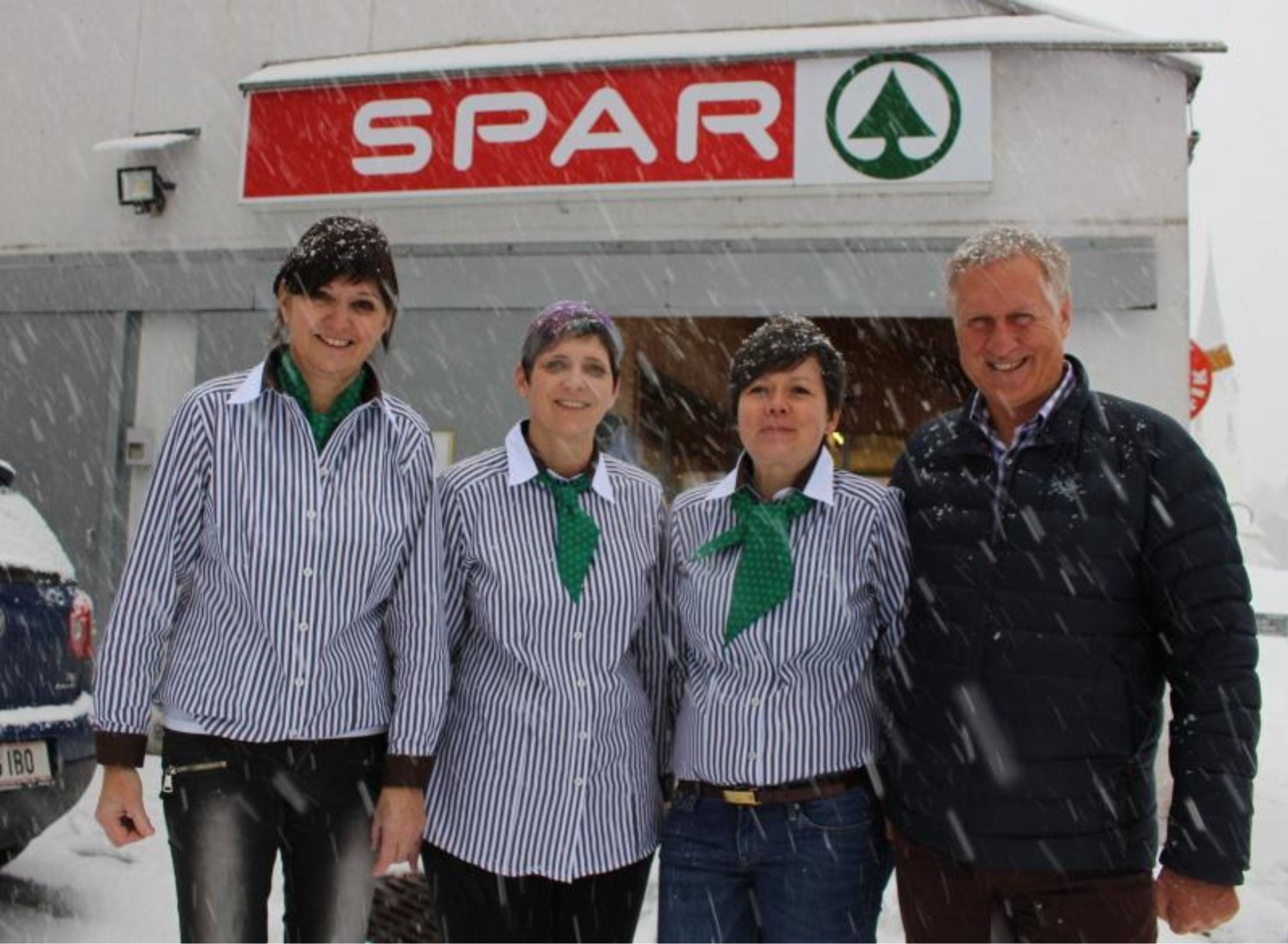 Die Nahversorgung ist in Schröcken seit 2006 Chefsache, denn seit fast 20 Jahren wird das Lädele unter Regie der Gemeinde geführt. Im Bild Herbert Schwarzmann im Schneegestöber beim zehnjährigen Jubiläum.