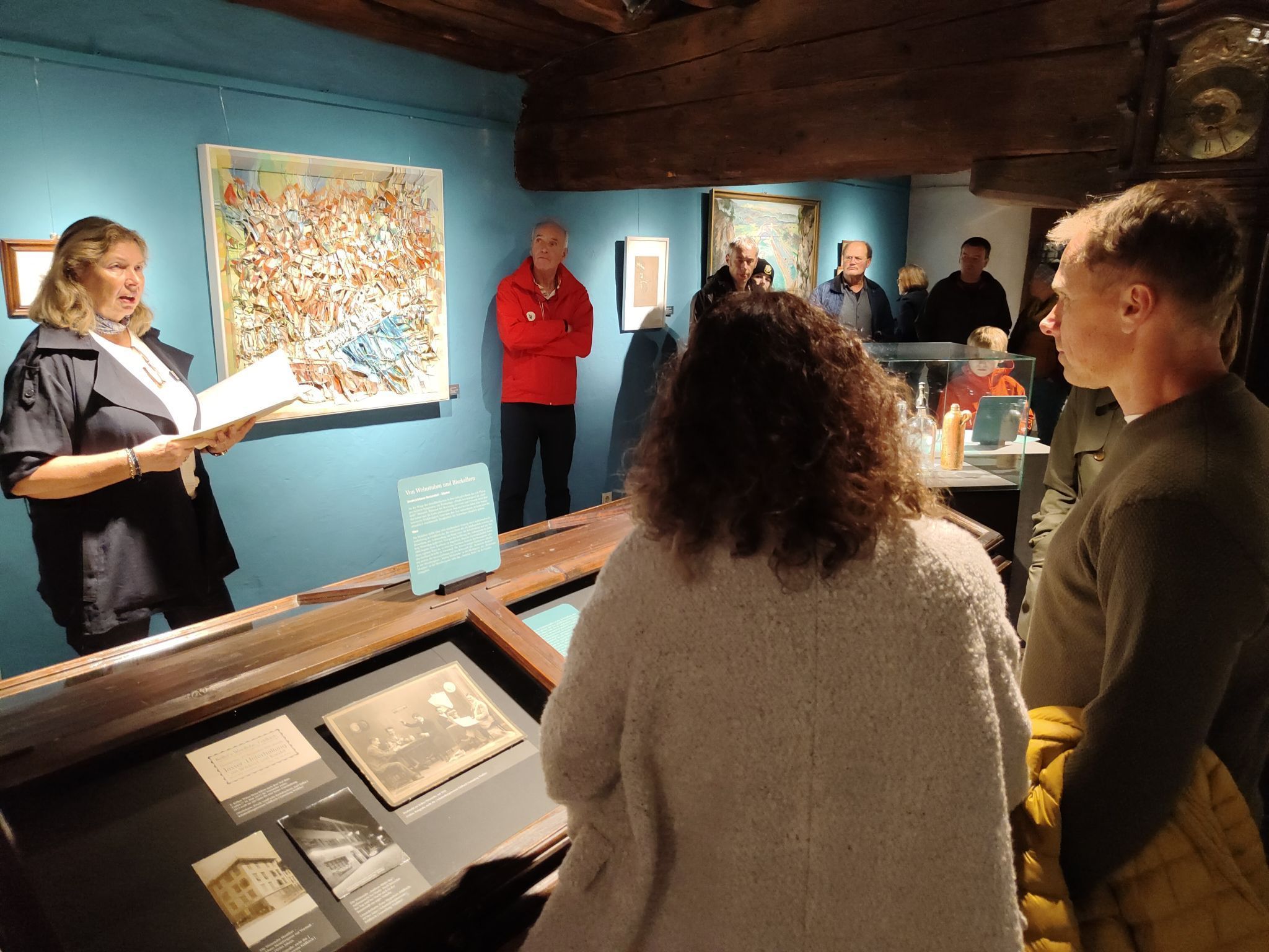 Mit Fachwissen und Leidenschaft führte Alexandra Zittier-Summer durch die Sonderausstellung im Schattenburgmuseum.