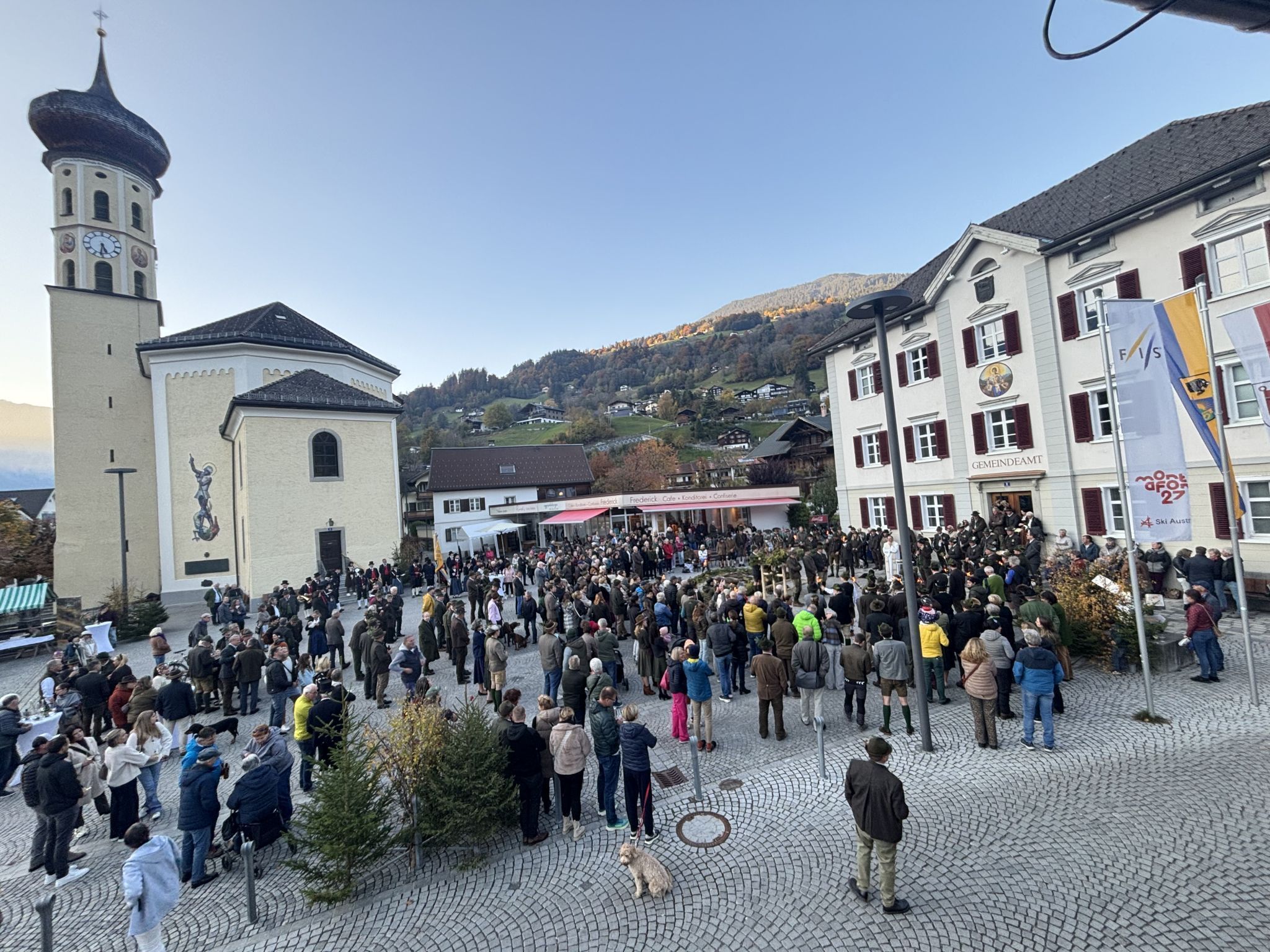 Viele Jägerinnen und Jäger, Jagdinteressierte und Gäste verfolgten die Hubertusfeier in Schruns.