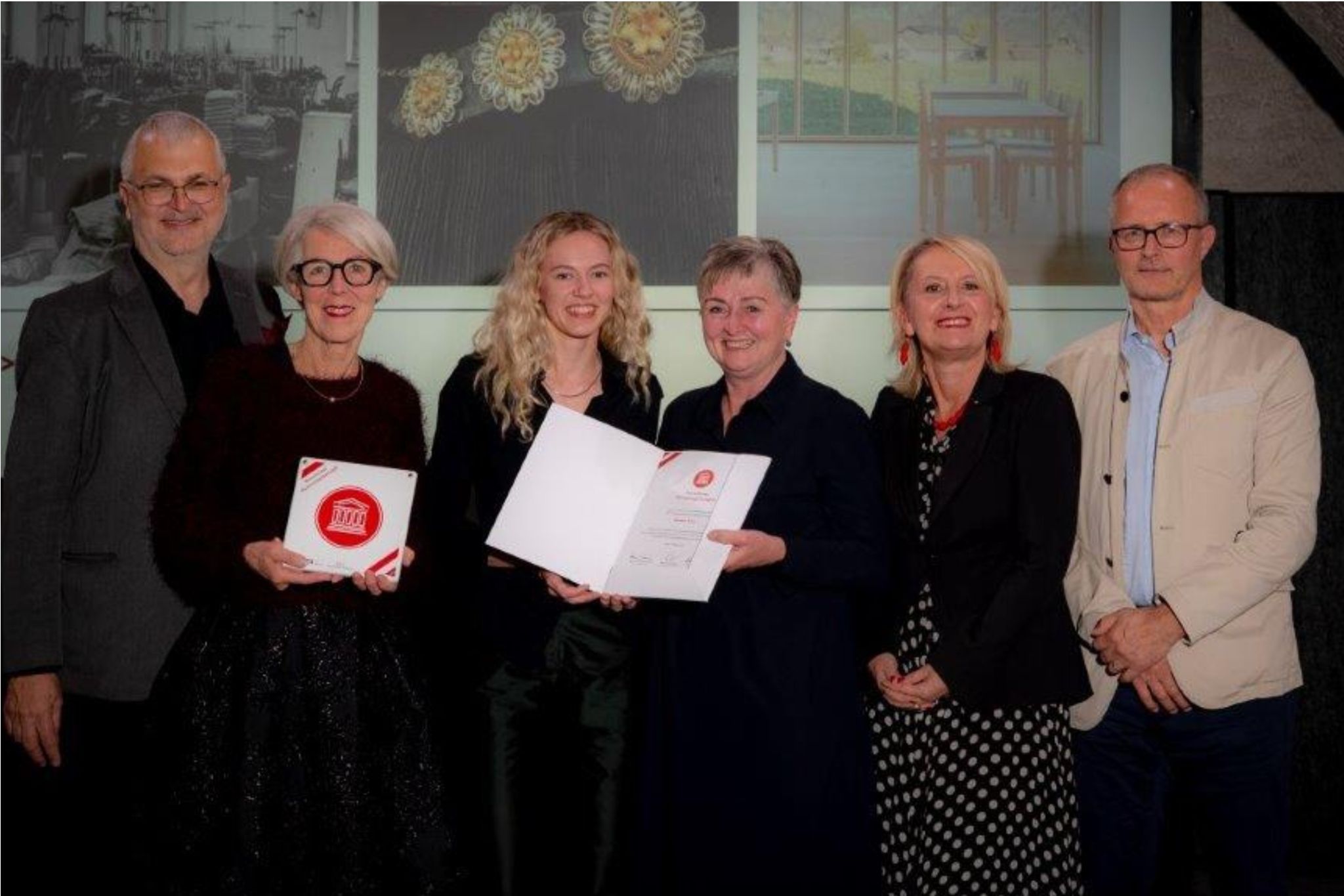 Voll Stolz nahm Museumsleiterin Theresia Fröwis in Bozen das Gütesiegel entgegen. Es bescheinigt dem Bezauer Museum für fünf Jahre „höchste Standards für Museumsarbeit zum Erhalt unseres kulturellen Erbes“.