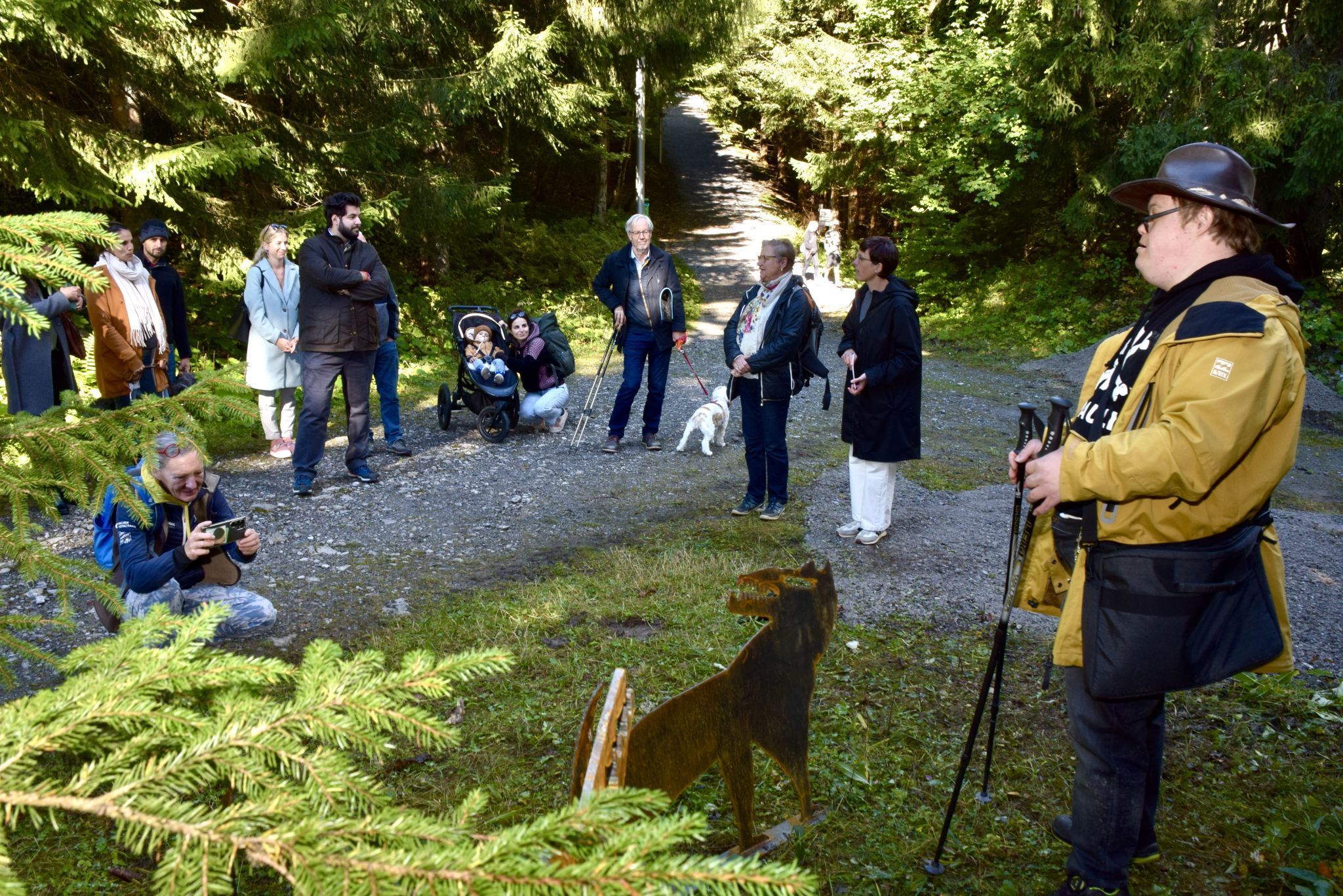 „WolfGeorg“ mit den Eröffnungsbesuchern am Ausstellungsort seiner Werke am Muttersberg.