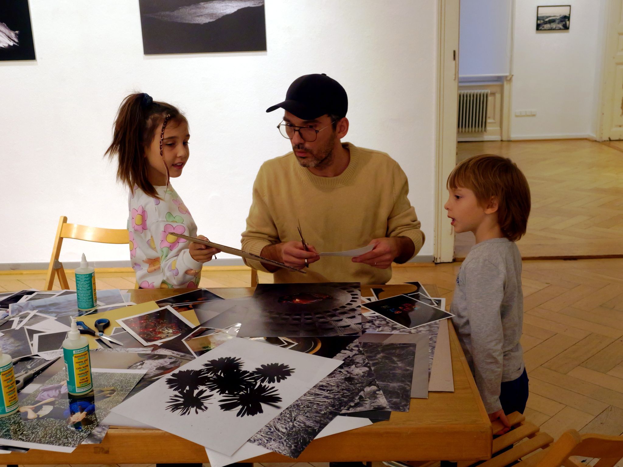 Mit Begeisterung gingen die Kinder mit Schere und Klebestift ans Werk.