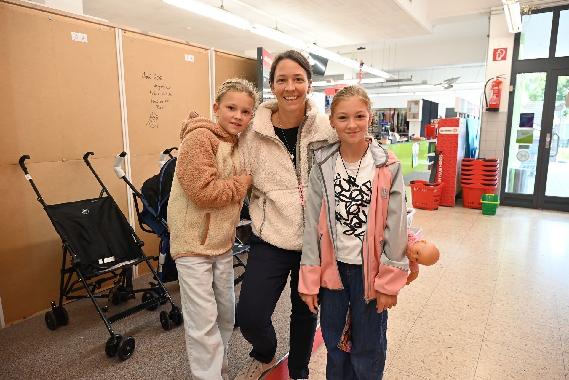 Johanna mit Mama Madeleine und Leonie. Sie gehörten zur Stammkundschaft und machen nun eine letzte Runde durchs Geschäft.