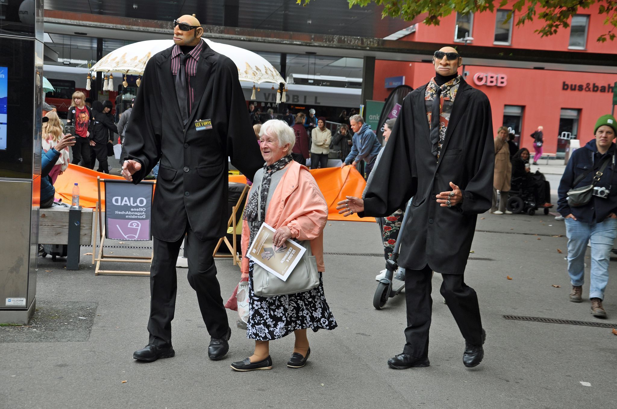 Zu den Highlights gehörten „Les Tonys“, die als Bodyguards im Bahnhofsbereich unterwegs waren.