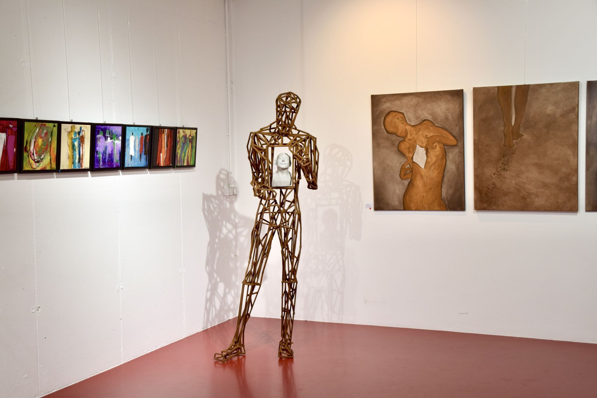 Kunstwerke von Edith Mahner, Daniel Bragagna und Cornelia Pecoraro.