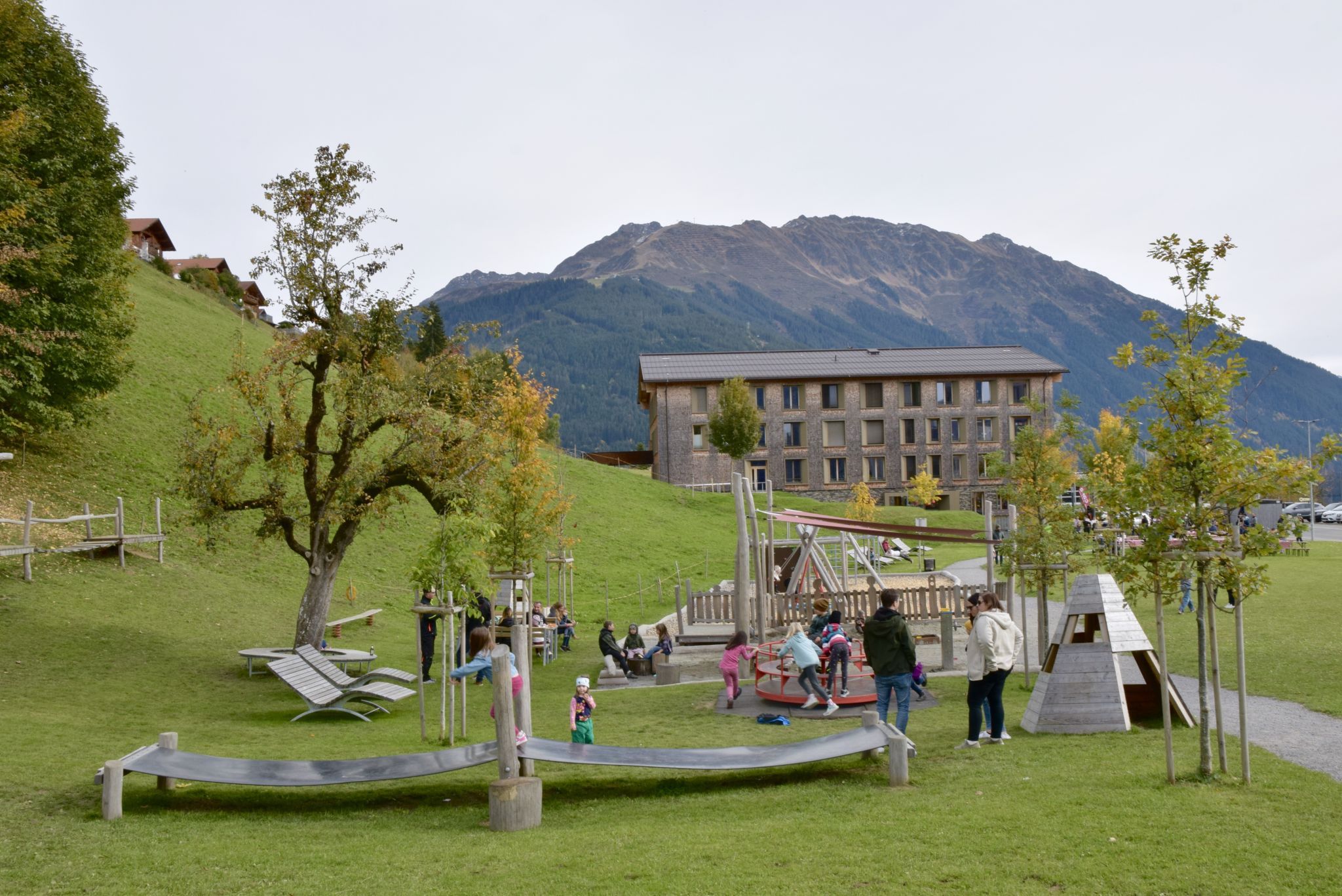 Der neue Generationen- und Spielplatz „Of am Widum“ am Bartholomäberg wurde kürzlich gesegnet.