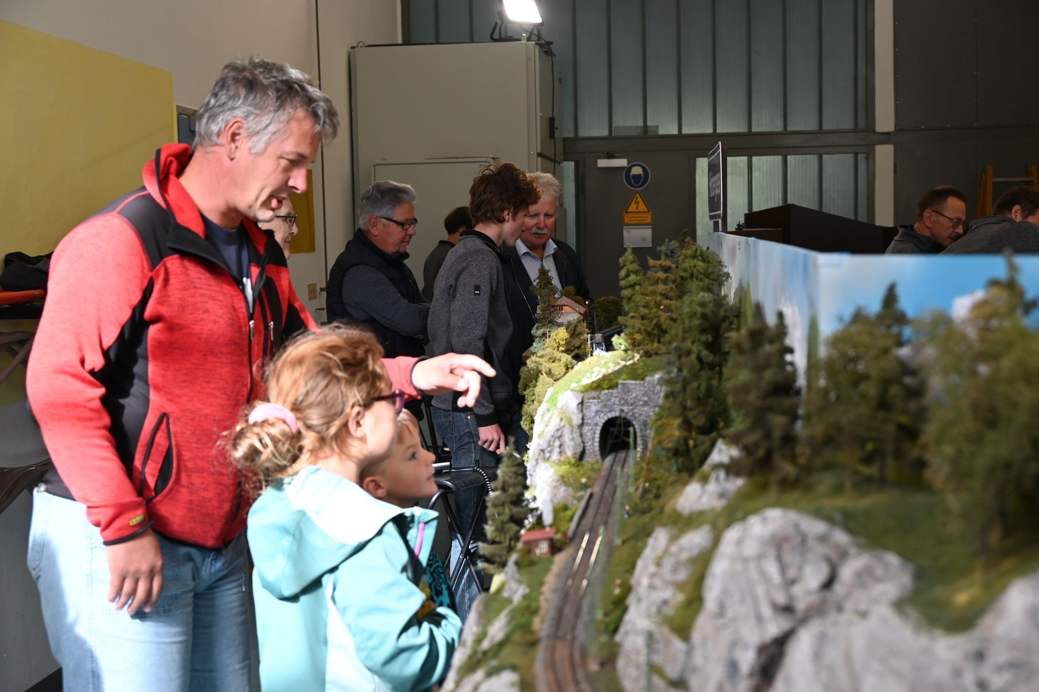 Groß und Klein bestaunten die Modelleisenbahn mit Bahnhof Hintergasse.